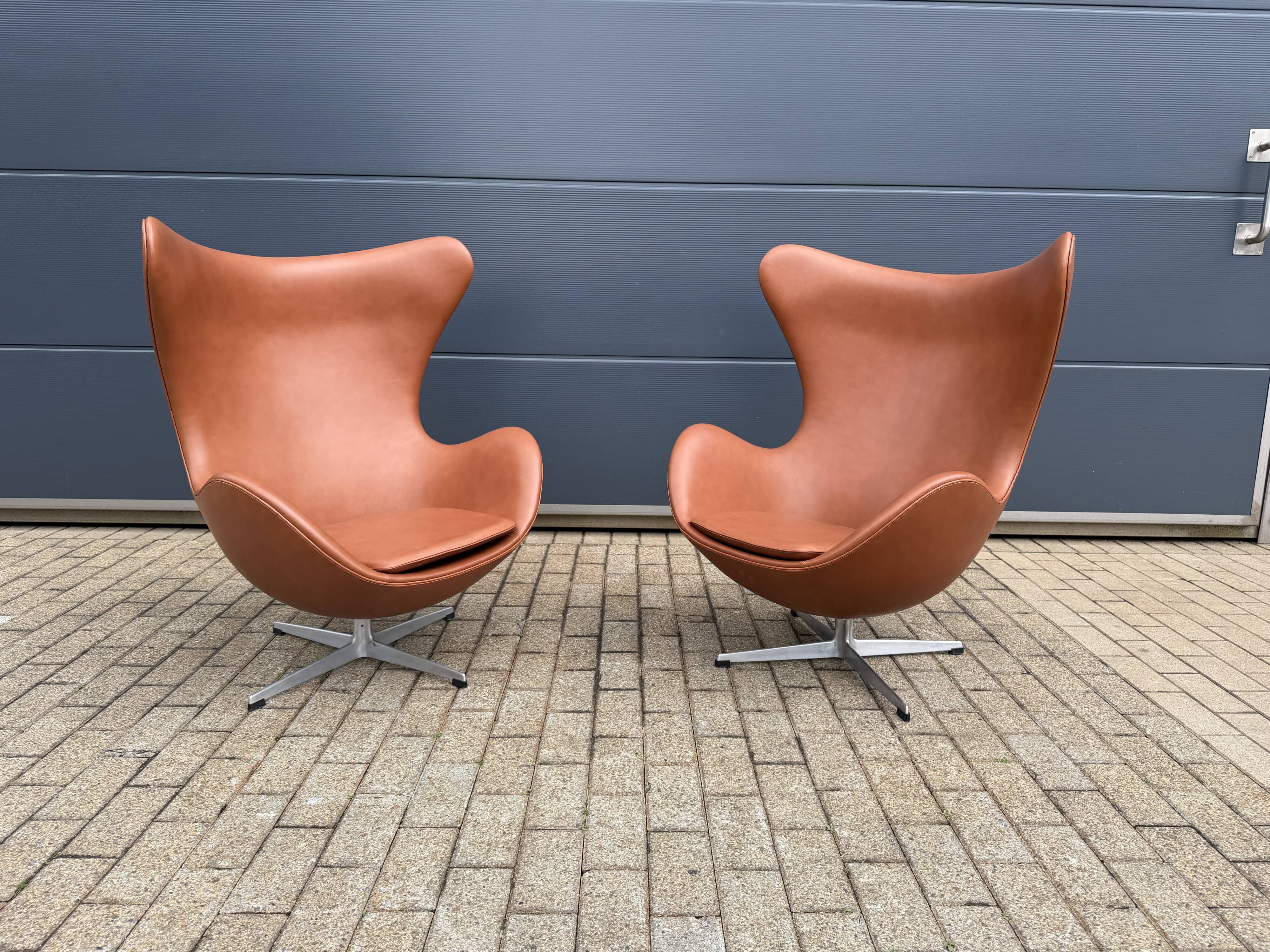 2 vintage Fritz Hansen Egg Chairs in cognac leather, in like-new condition.