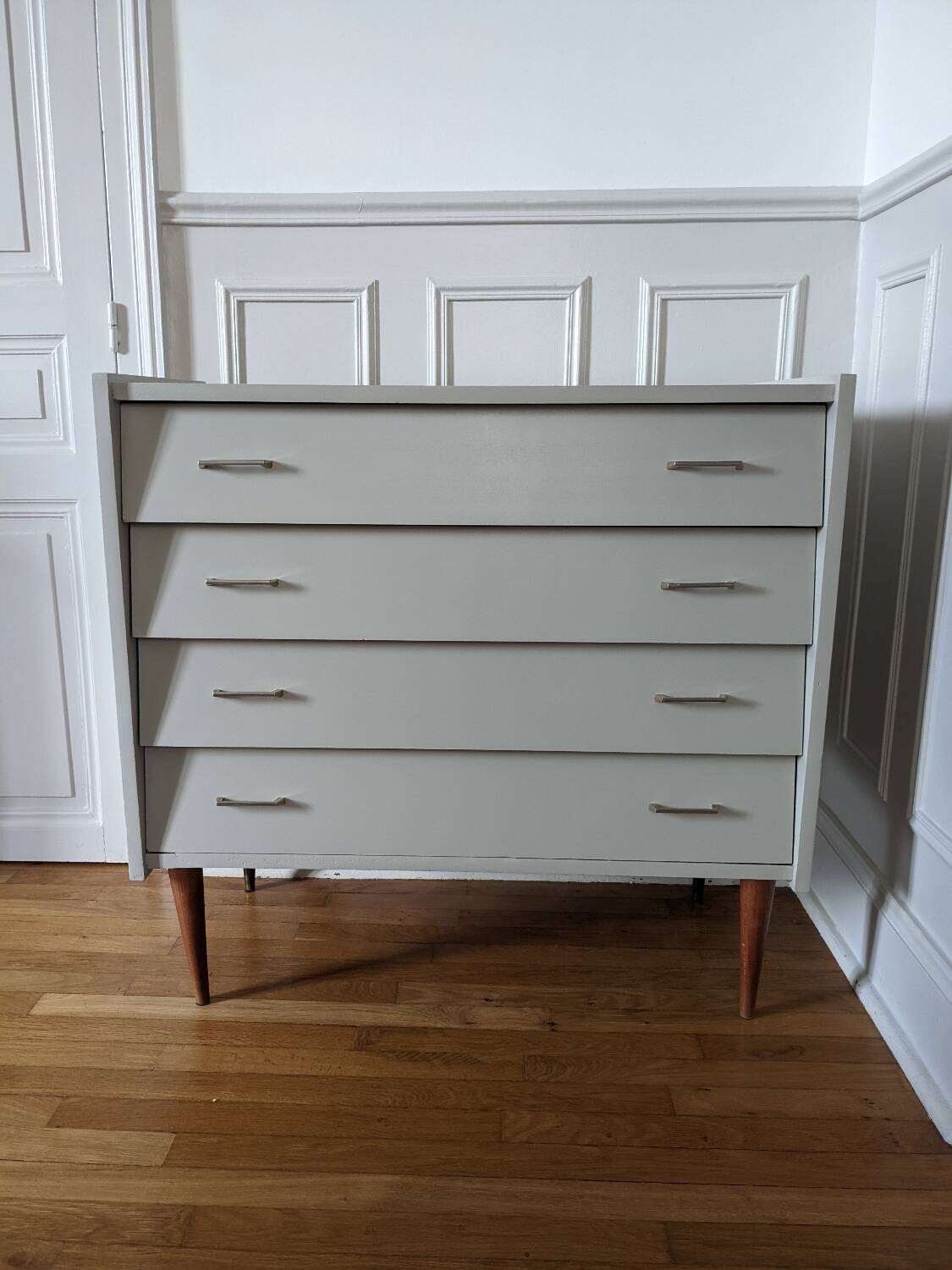 Vintage chest of drawers with spindle legs