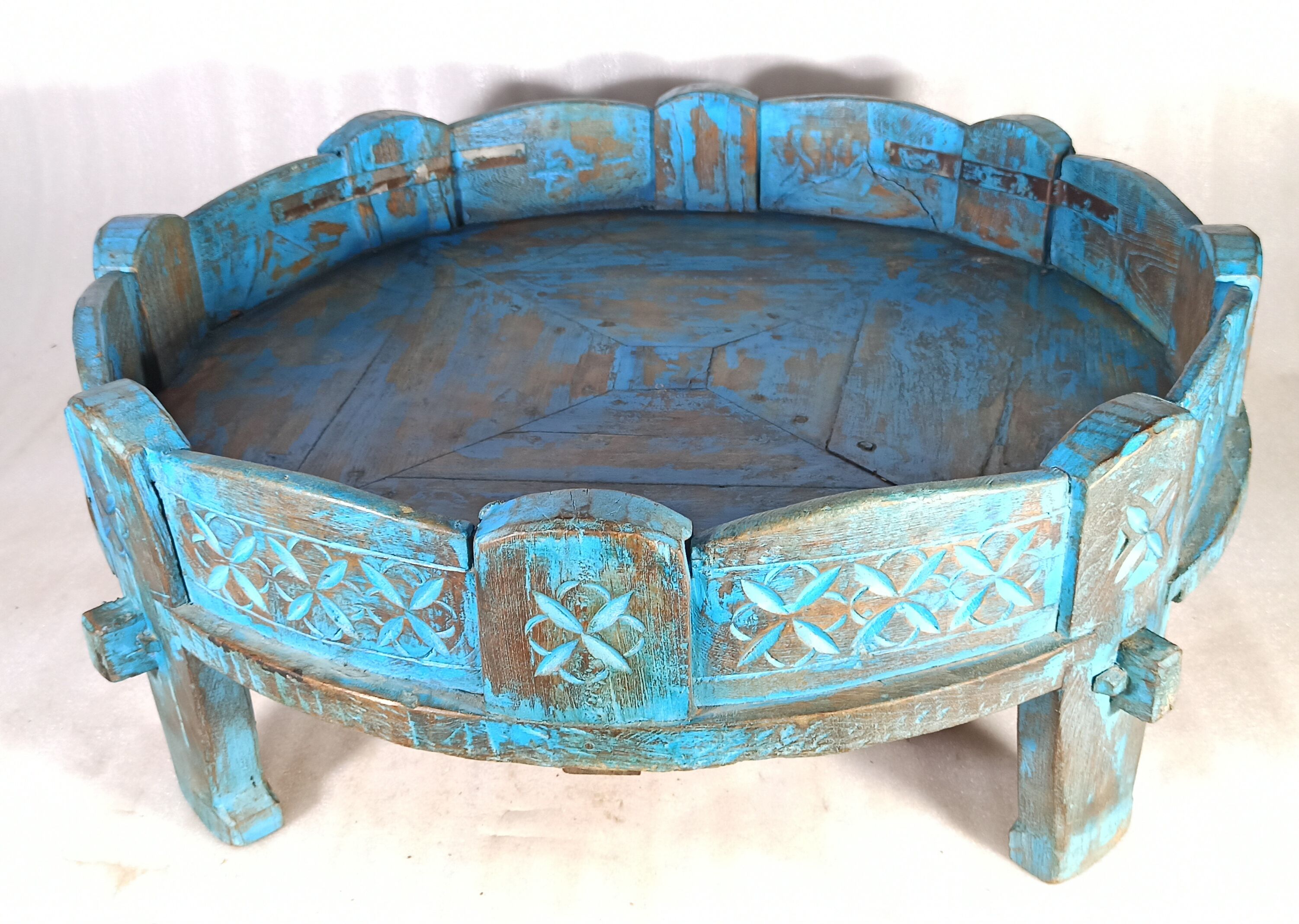 Round coffee table in old wood grinding wheel