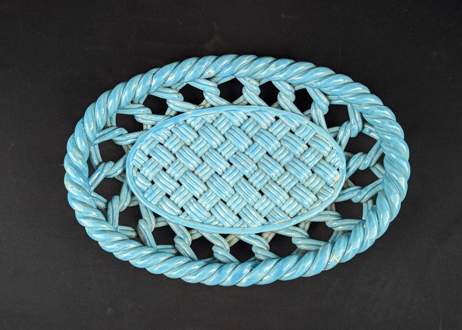 Vallauris flat basket in green woven ceramic