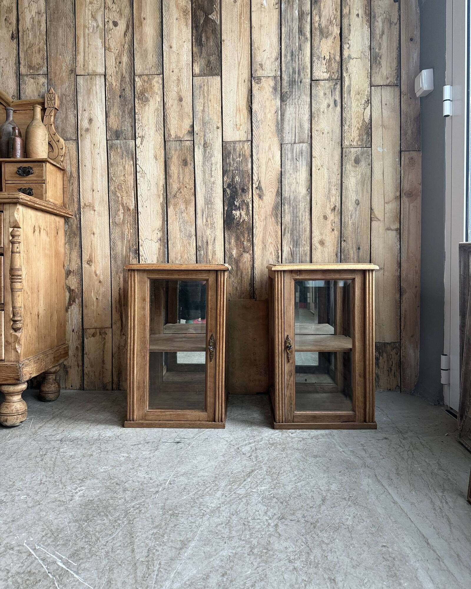Pair of small Art Deco display cabinets in oak (renovated)
