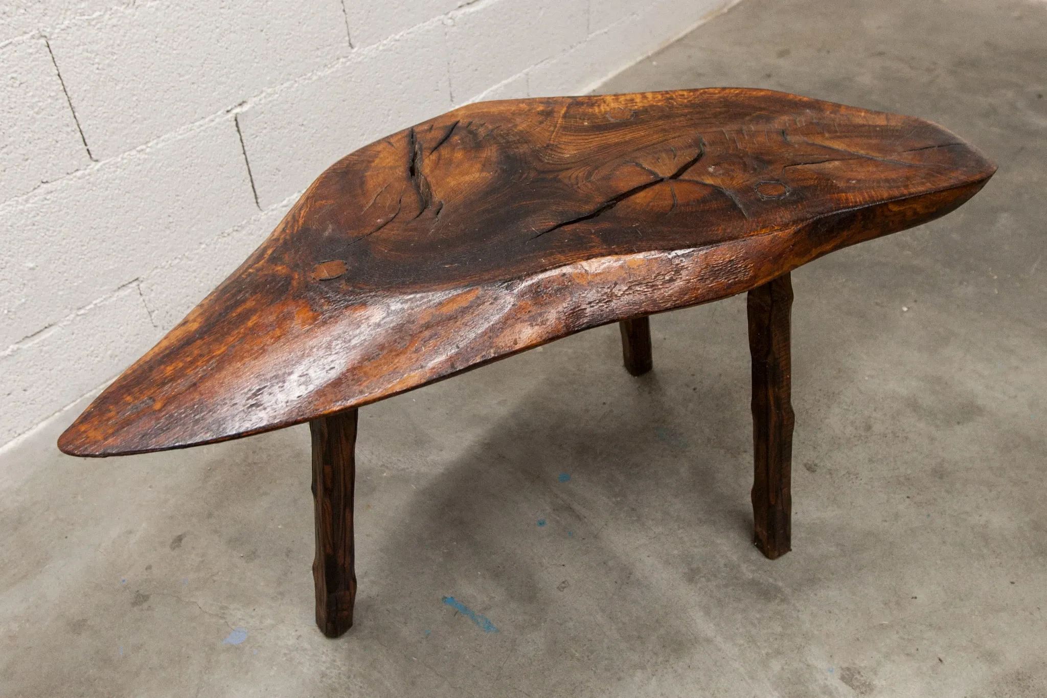 Table basse ou d'appoint brutaliste tripode asymétrique atypique 1960