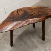 Table basse ou d'appoint brutaliste tripode asymétrique atypique 1960