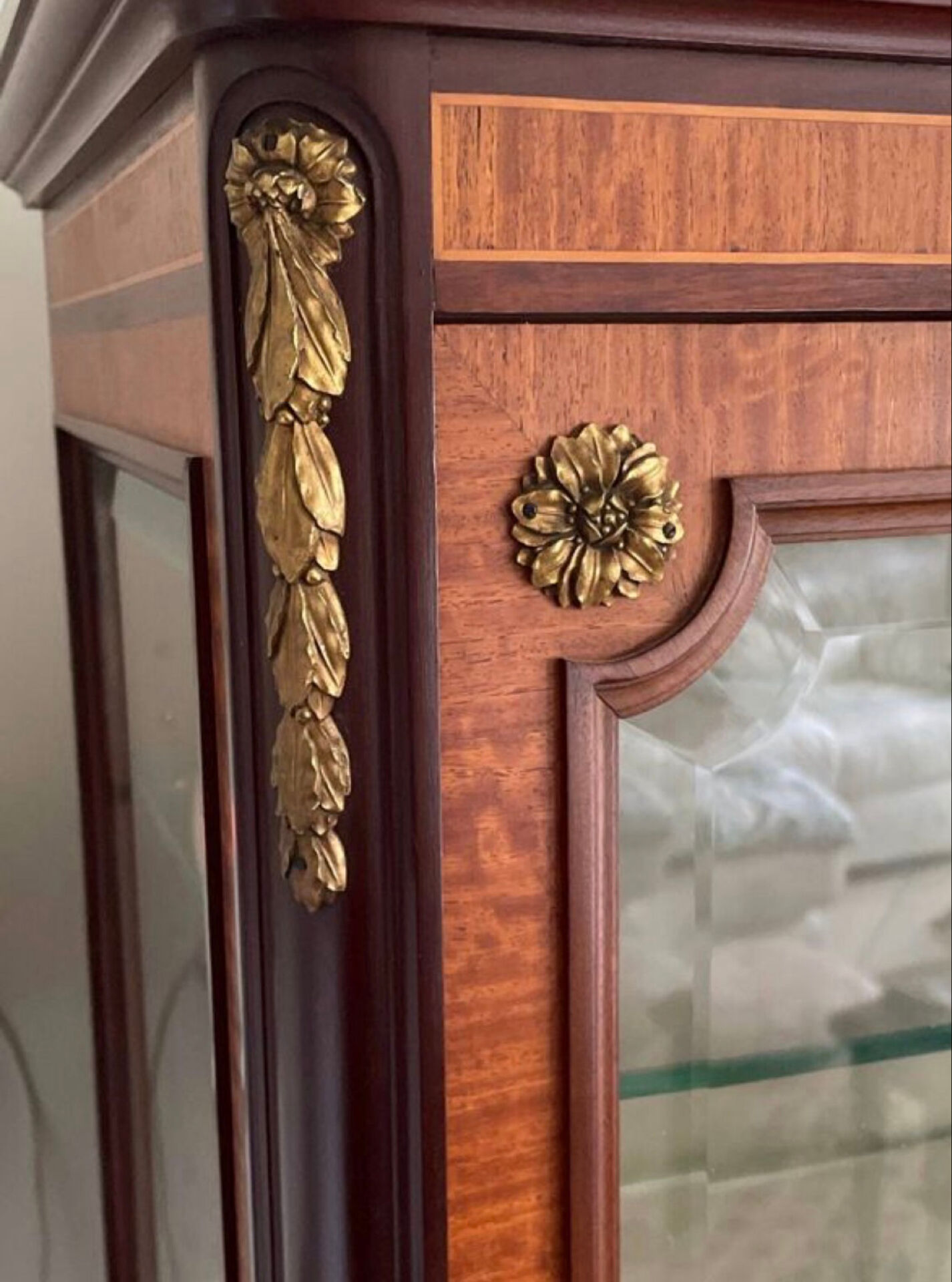 Vitrine de style Louis XVI en acajou et bronzes dorés — Fin XIXe / Déb