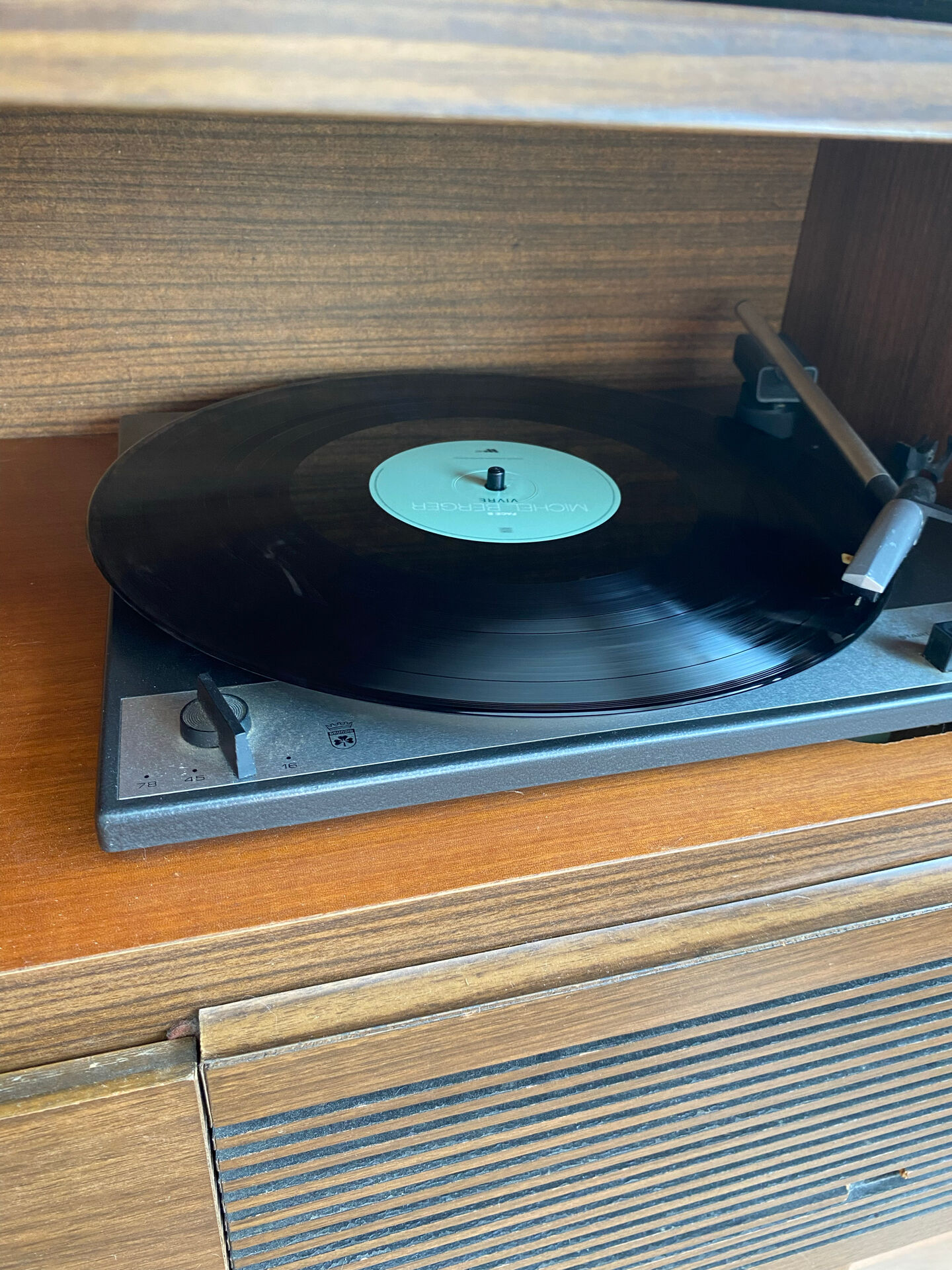 Vintage Grundig hi-fi furniture from the 60s/70s – radio & turntable interior