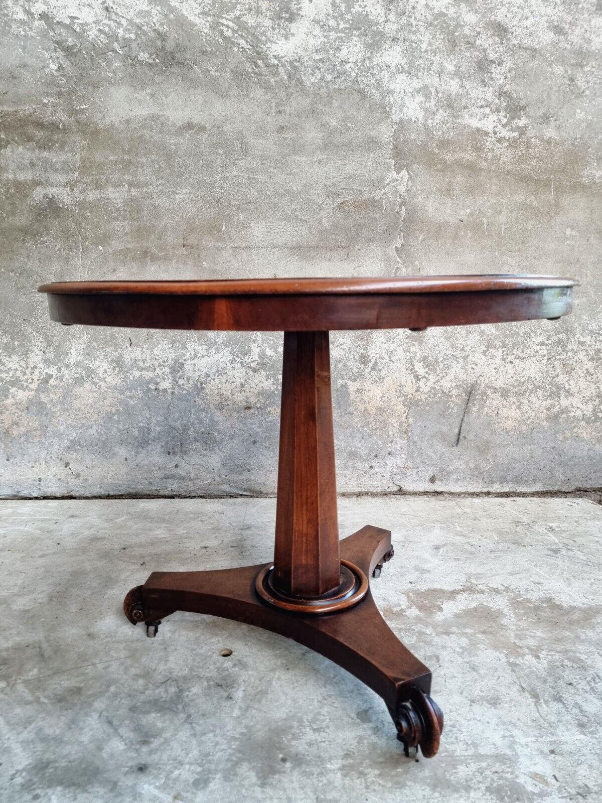 Antique table round dining table 19th century tilt top table