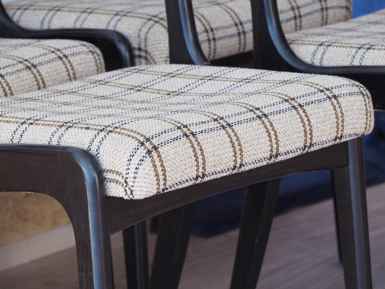 4 self-service chairs