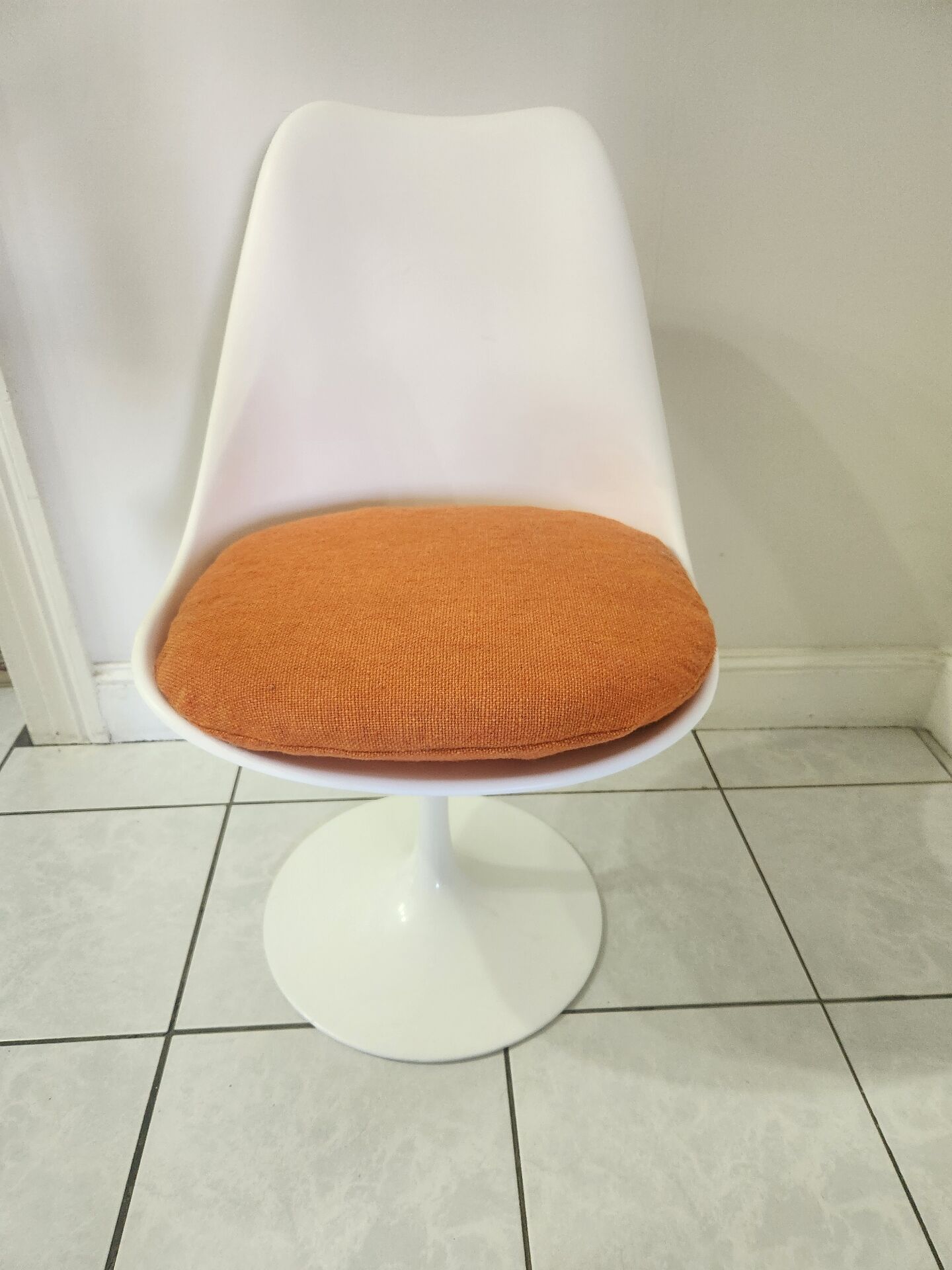 Chaise pivotante Tulip design de Eero Saarinen pour Knoll Int.