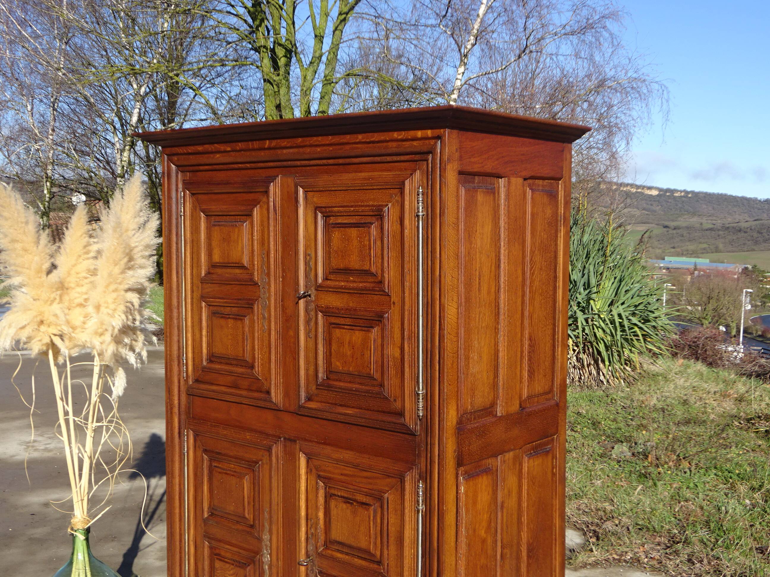 Buffet haut en chêne massif de style Louis XIII