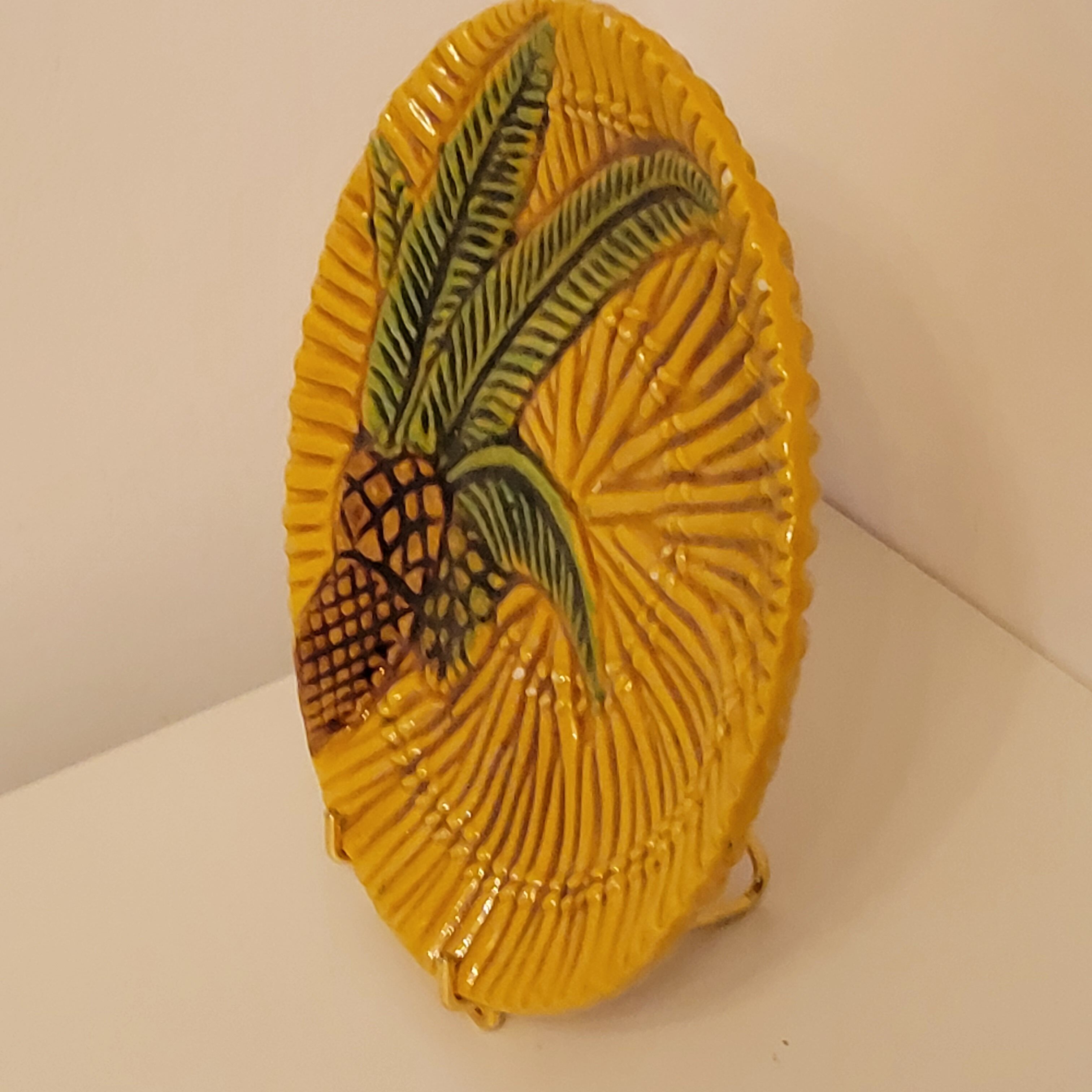 Assiette en barbotine Vallauris A.M. décor palmier
