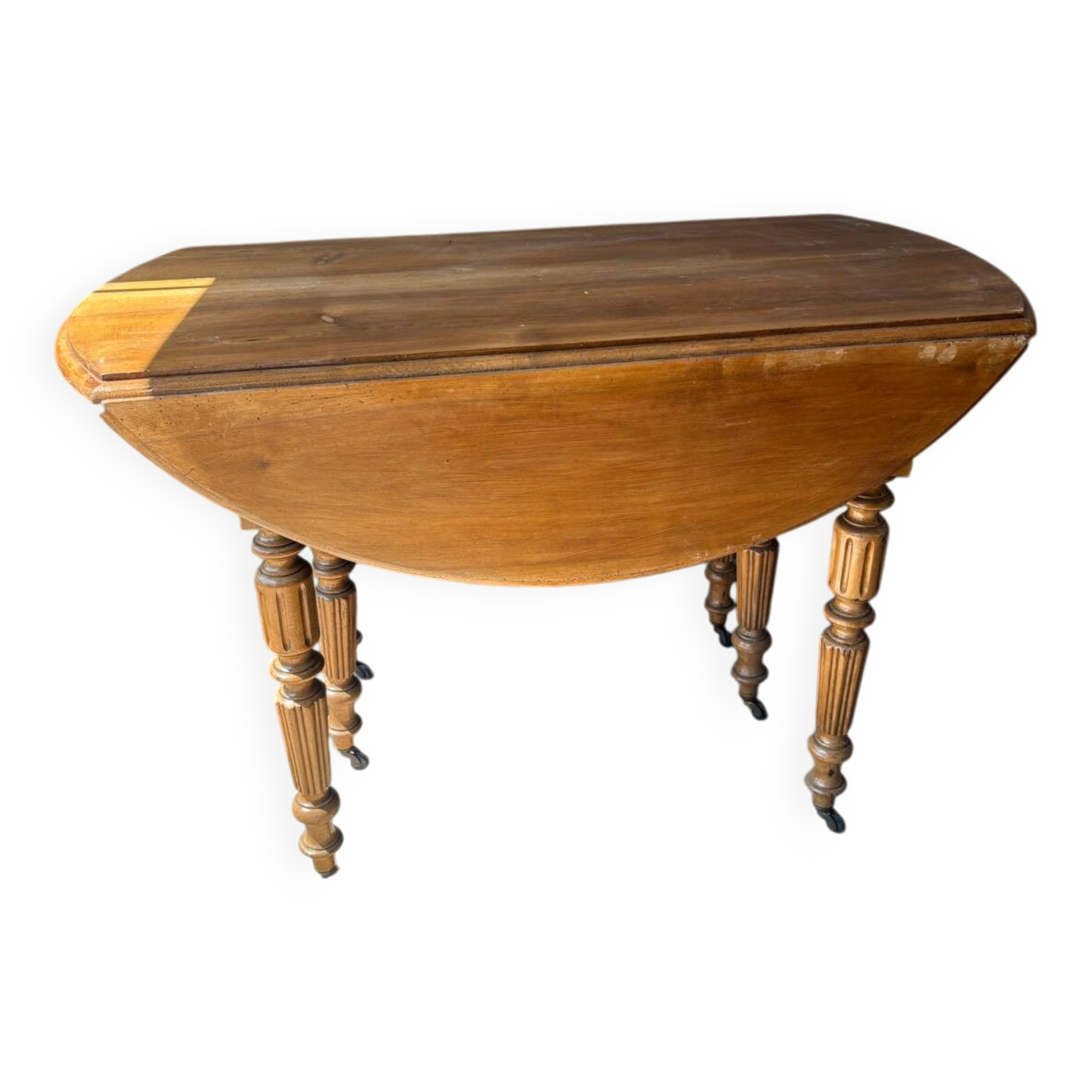 Antique round extendable table without extension