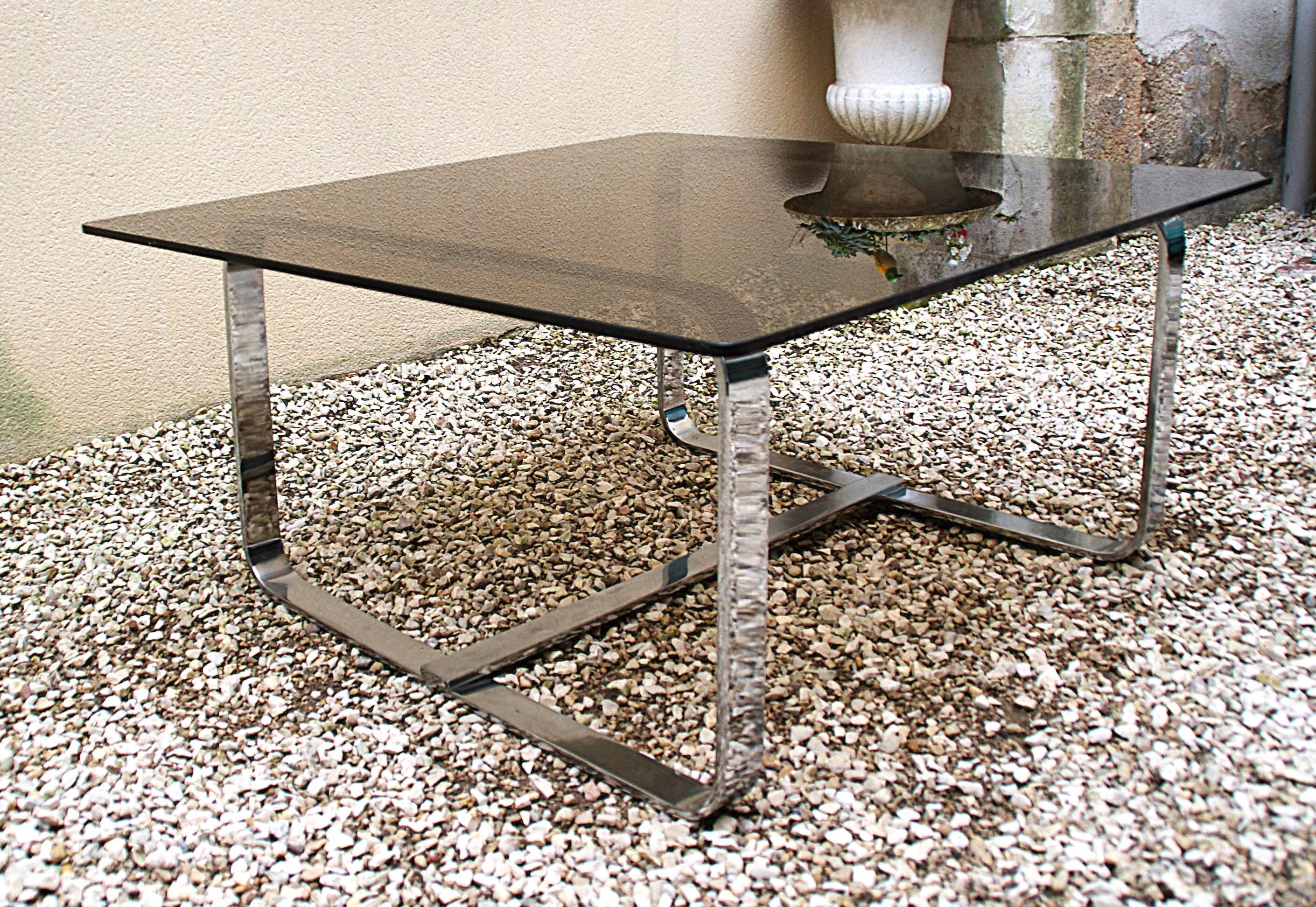 Table basse Roche Bobois 1970 verre fumé piètement en métal chromé.