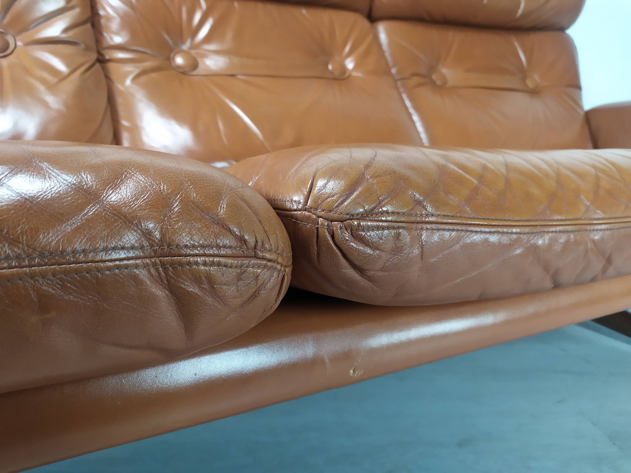 Canapé cuir fauve scandinave
