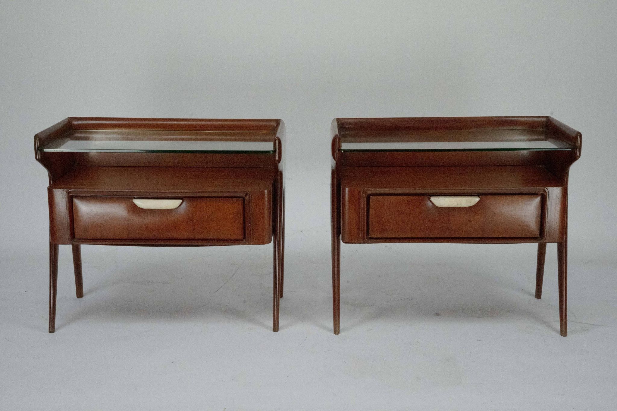 Paire de tables de chevet italiennes Mid-Century Modern, années 1950.