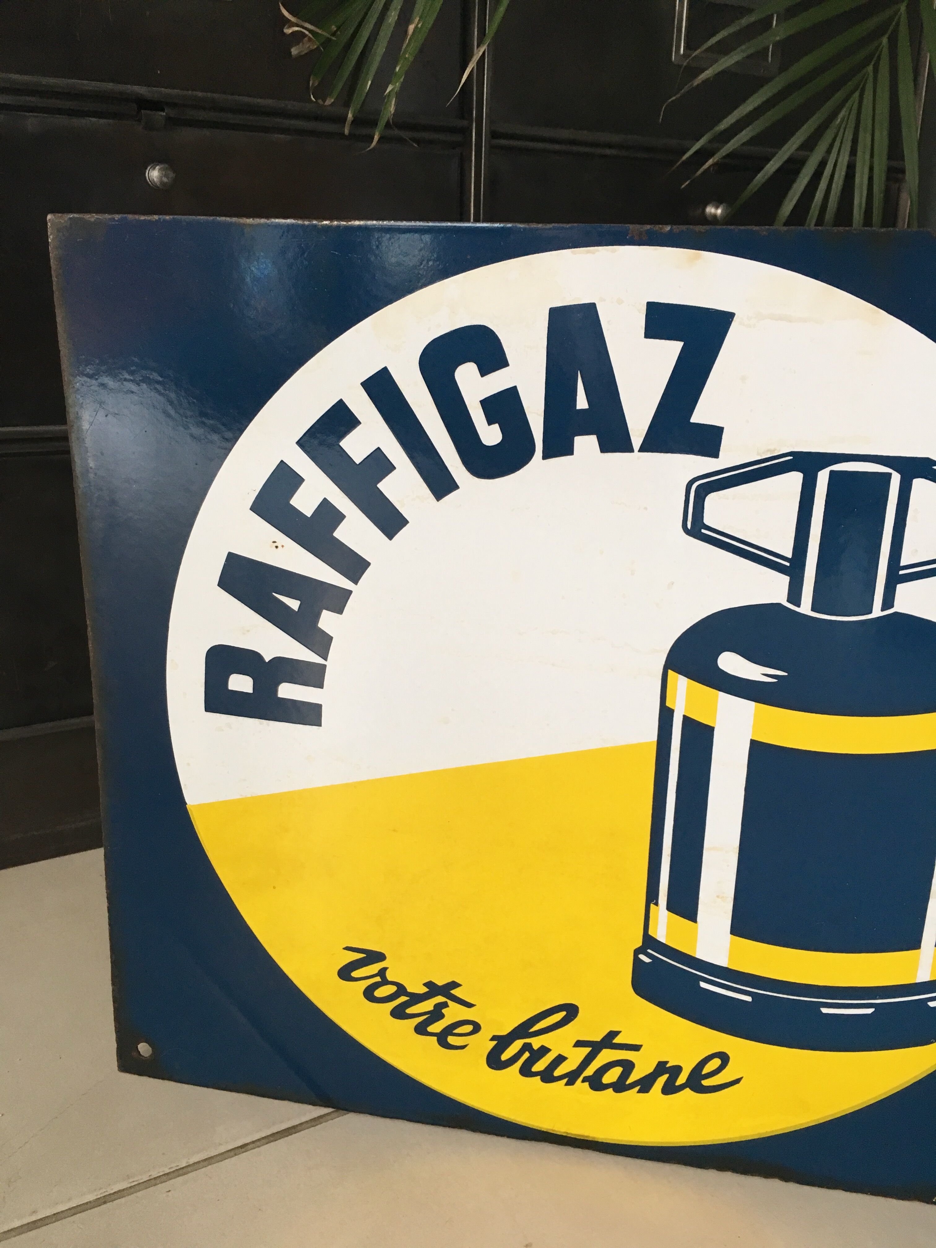 Raffigaz enameled plate