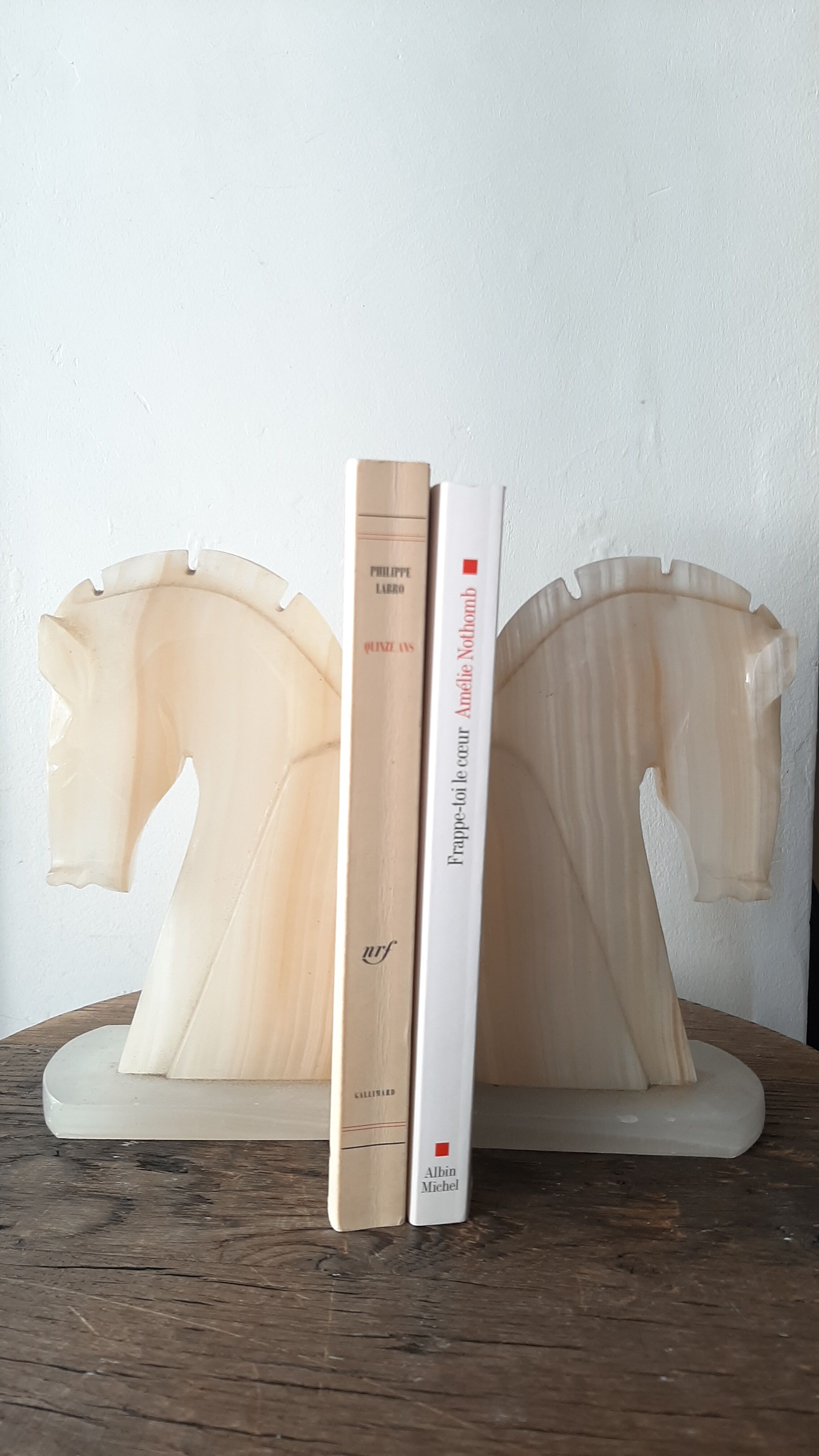 Paire de serre-livres en albâtre