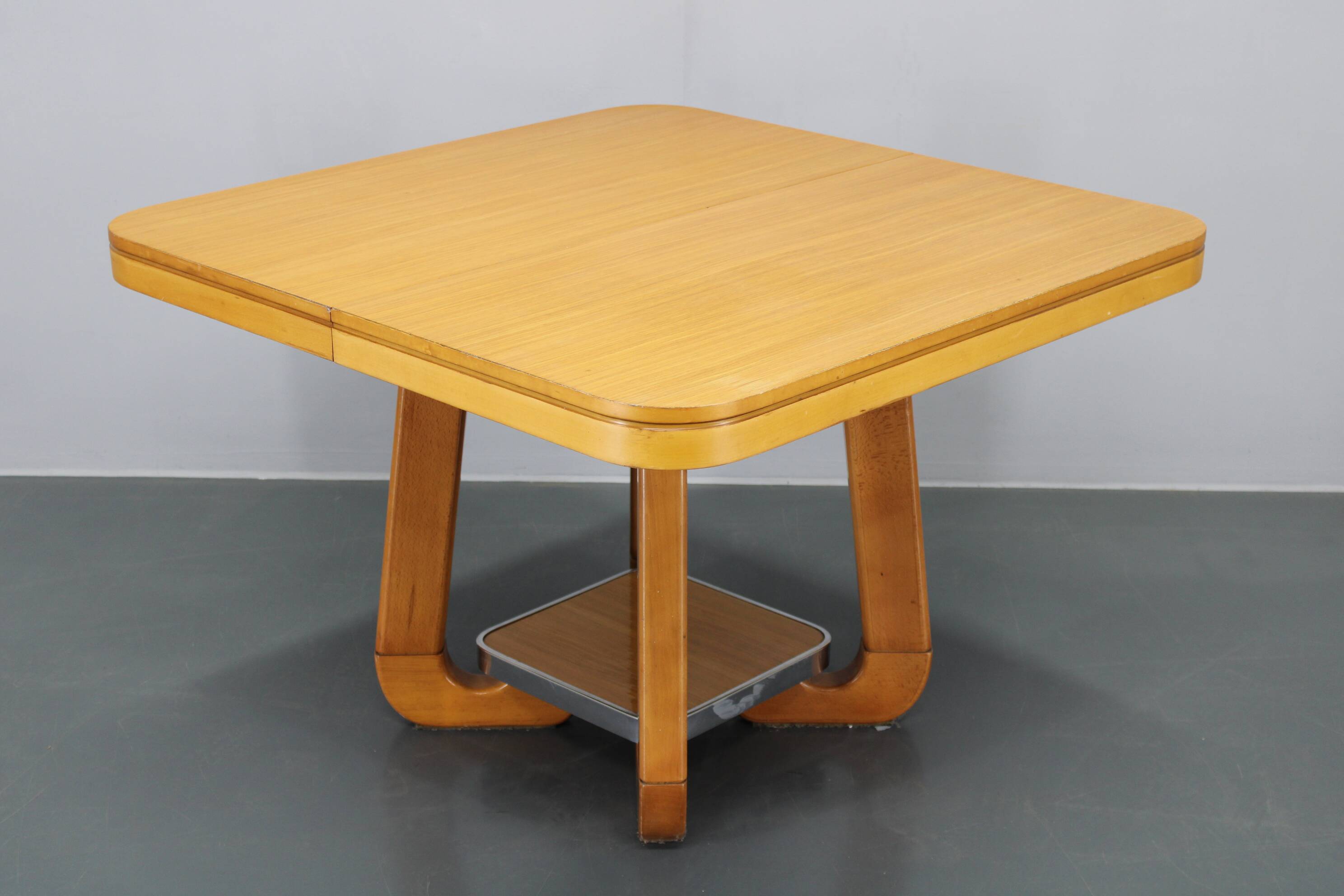 1970s Italian Extendable Dining Table in Maple Finish