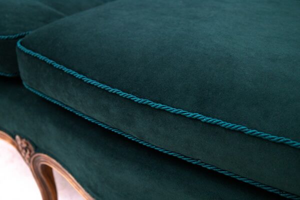 Canapé ancien, fin du XIXe siècle, France, après restauration.