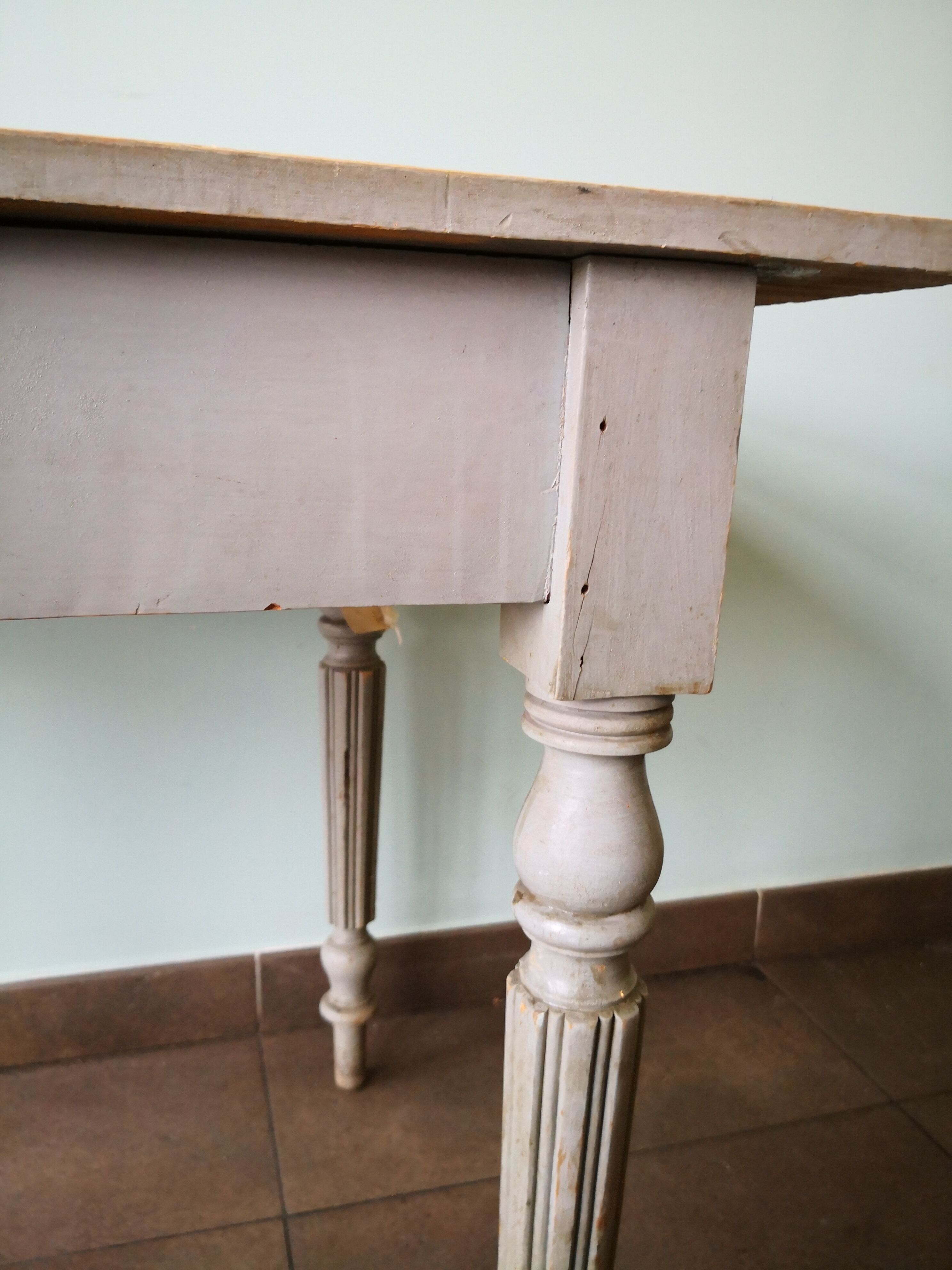 Table en bois bureau patine grise