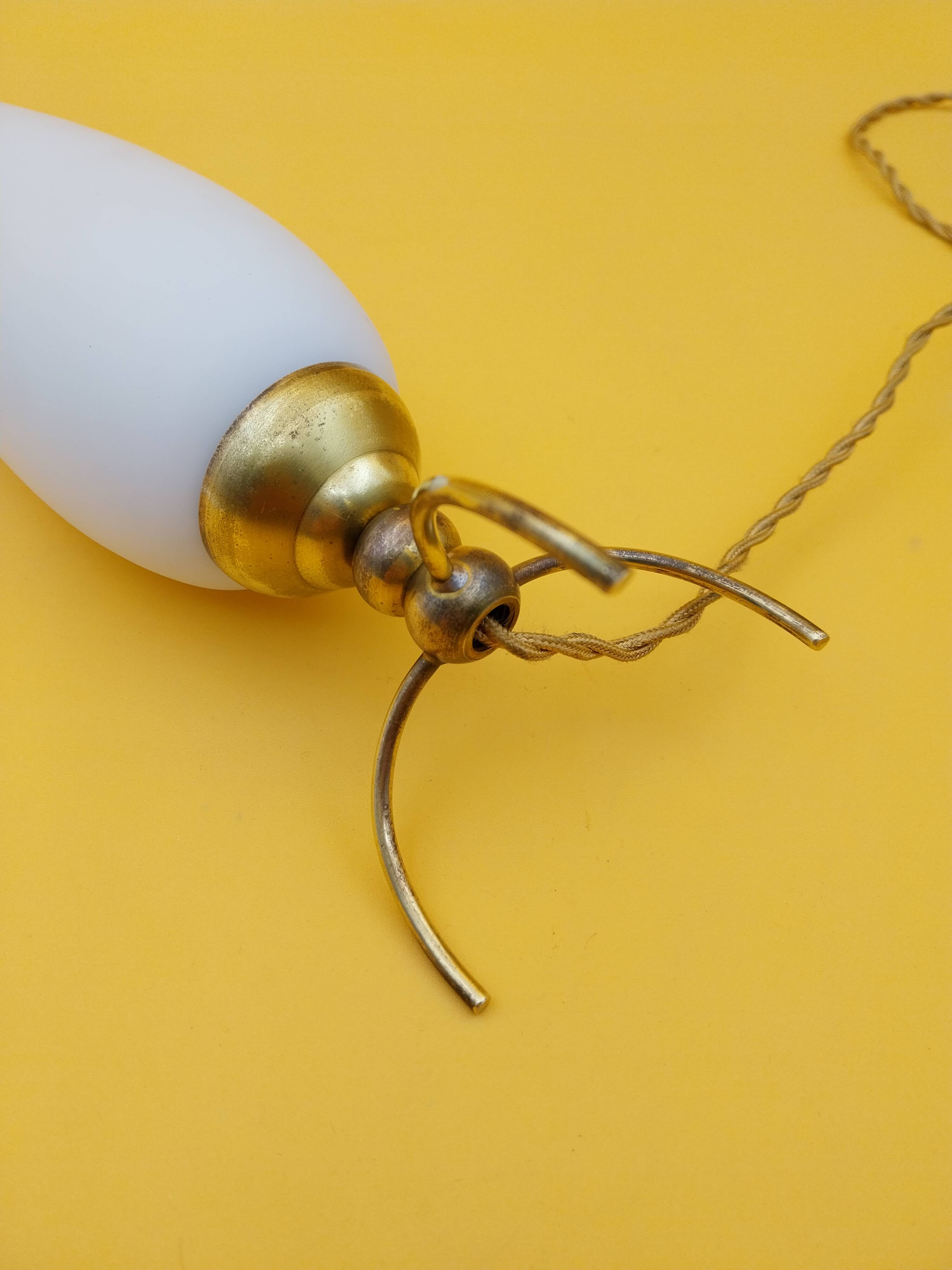 Lampe tripode laiton et opaline année 60