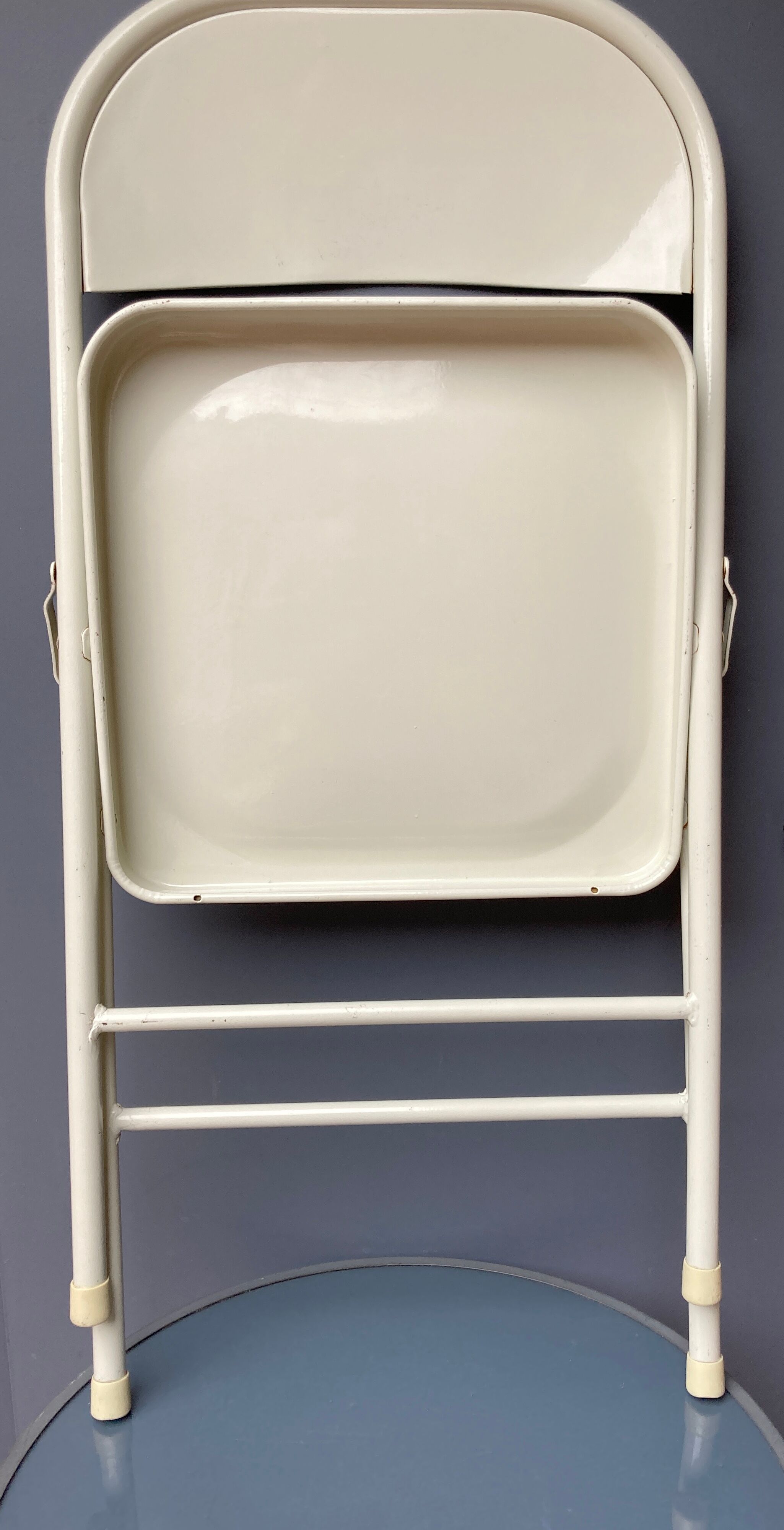 Duo of folding chairs in steel 1980s