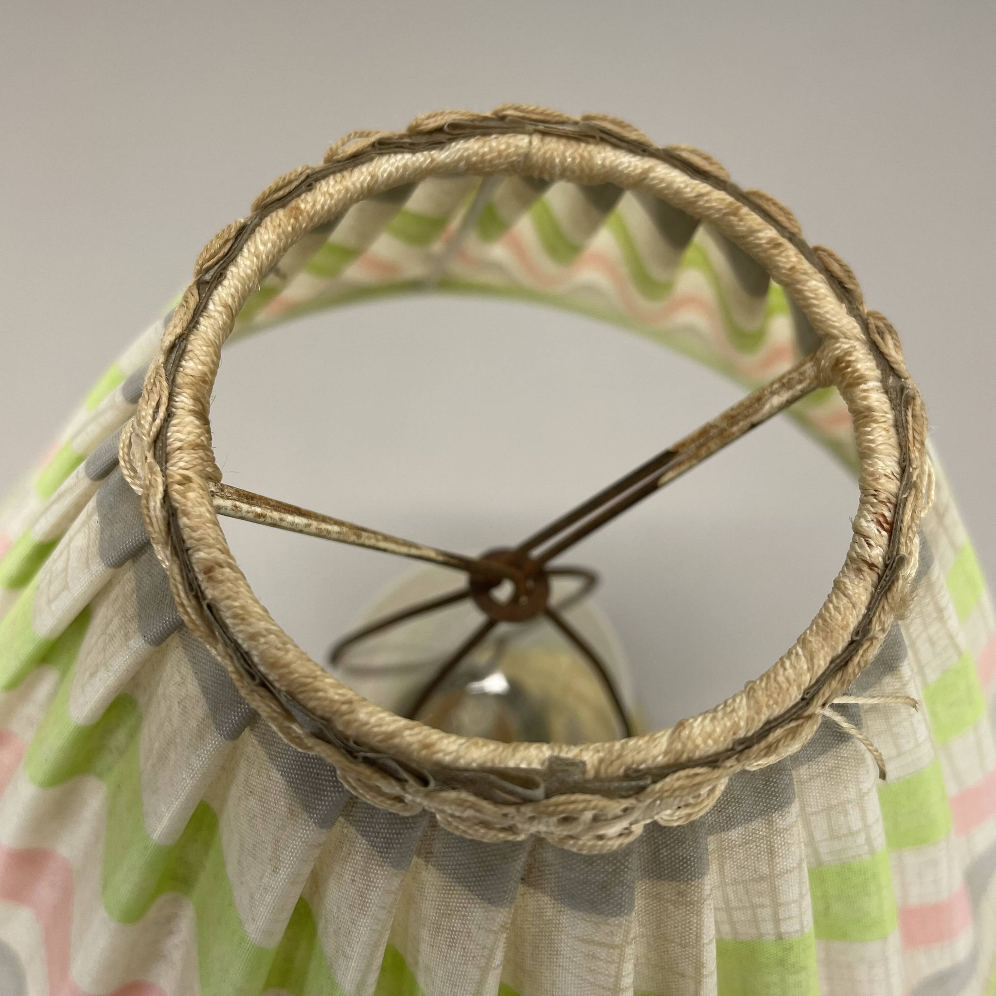 Lampe de table de 32 cm en laiton et tissu de style Kalmar, Autriche, années 1960