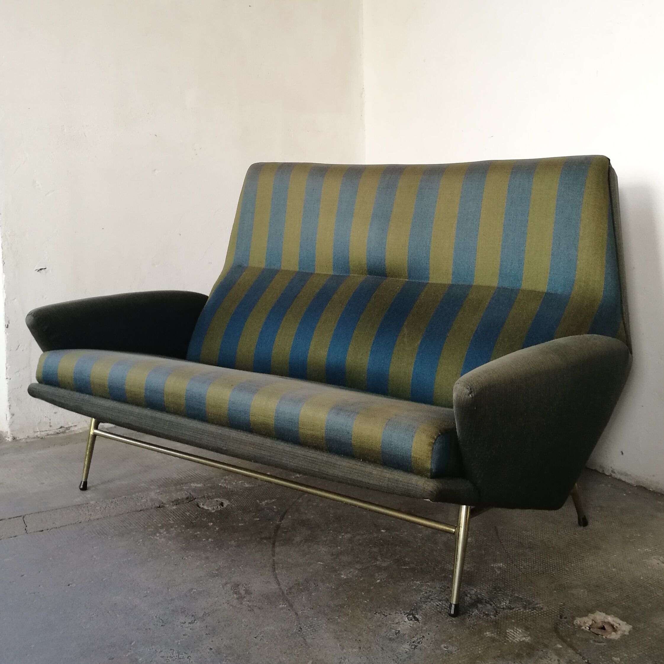 Canapé vintage, sofa Guy Besnard