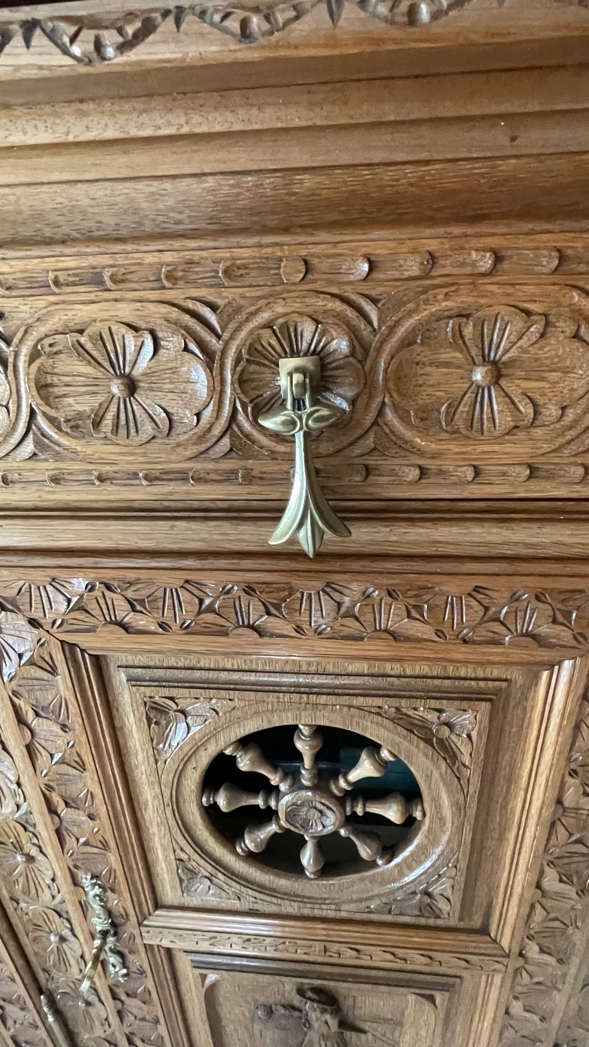 Superb Breton buffet finely carved