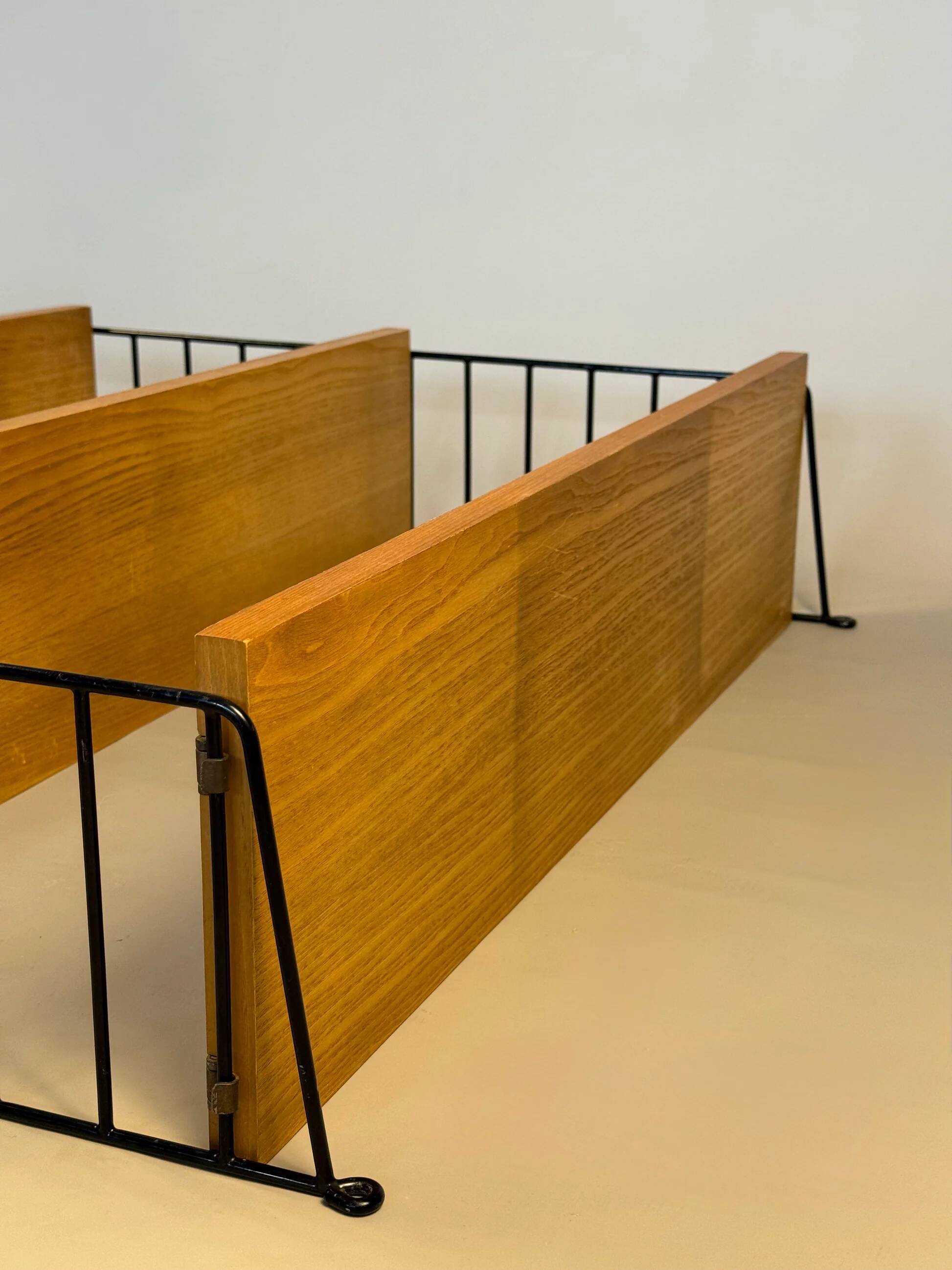 Floating wall shelf in oak veneer and black metal, 1960s.