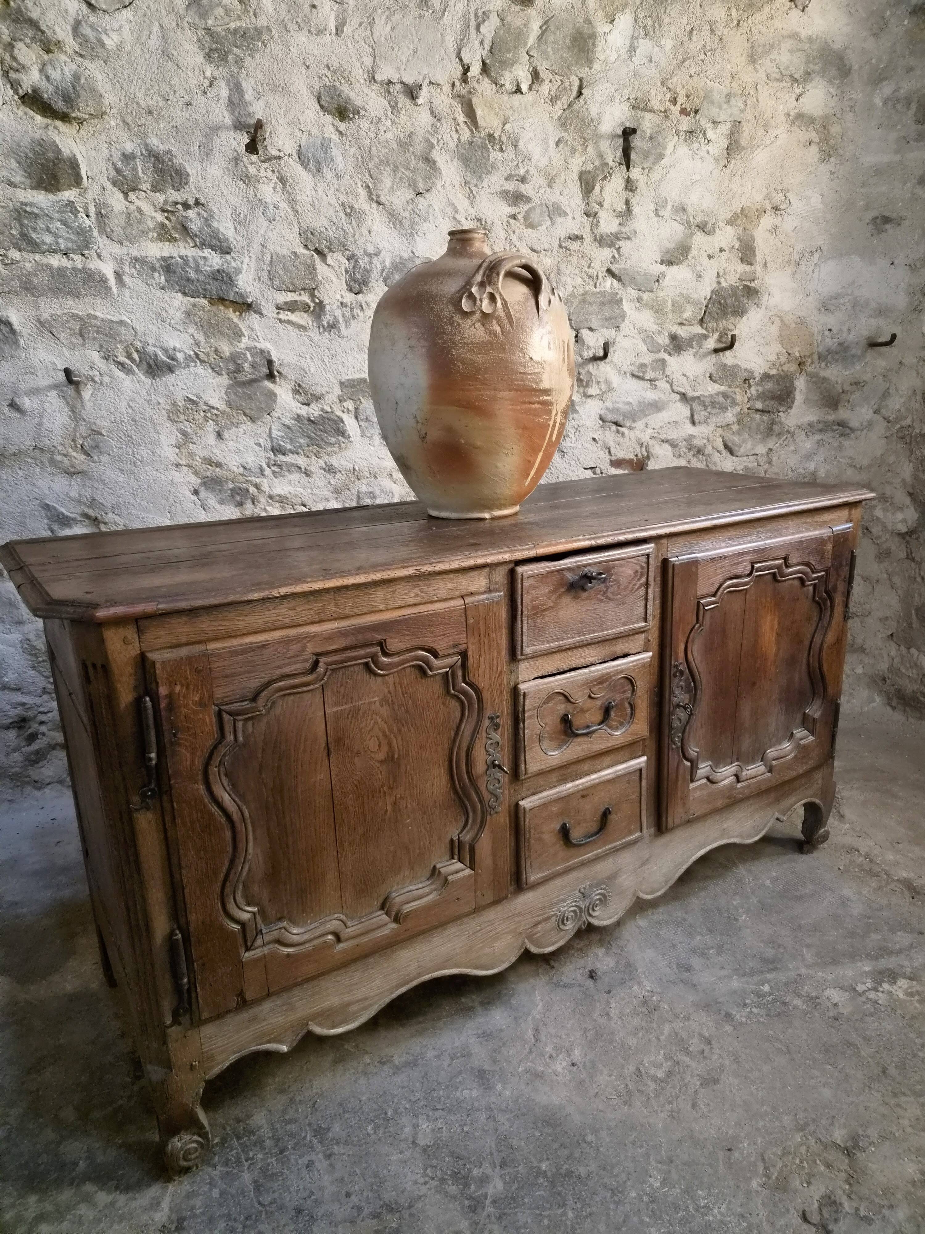 Grand oak buffet from the 18th century, Auvergne