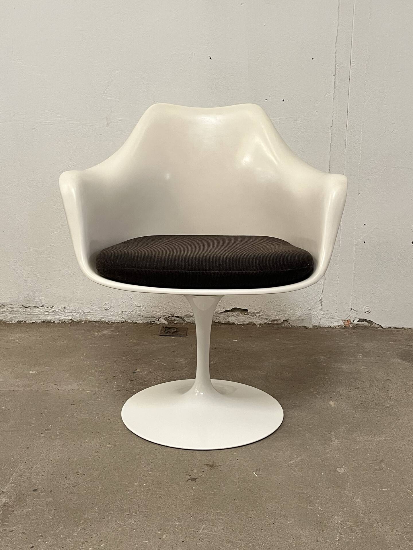 4 Tulip chairs by Eero Saarinen for Knoll