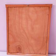 Miroir en bois doré, de forme organique avec une glace biseauté