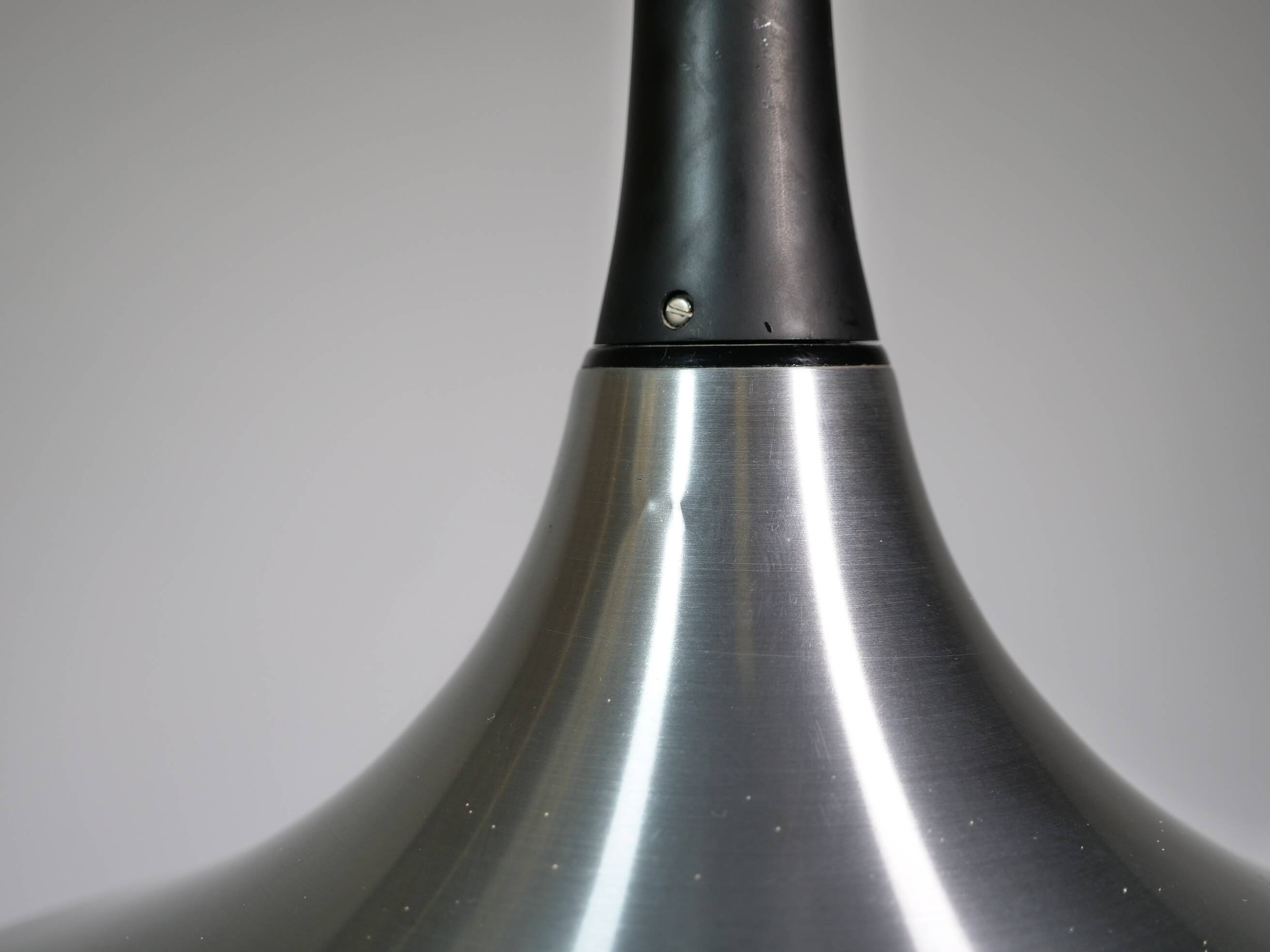 Suspension chromée au design futuriste, par Erco, Allemagne, années 1960