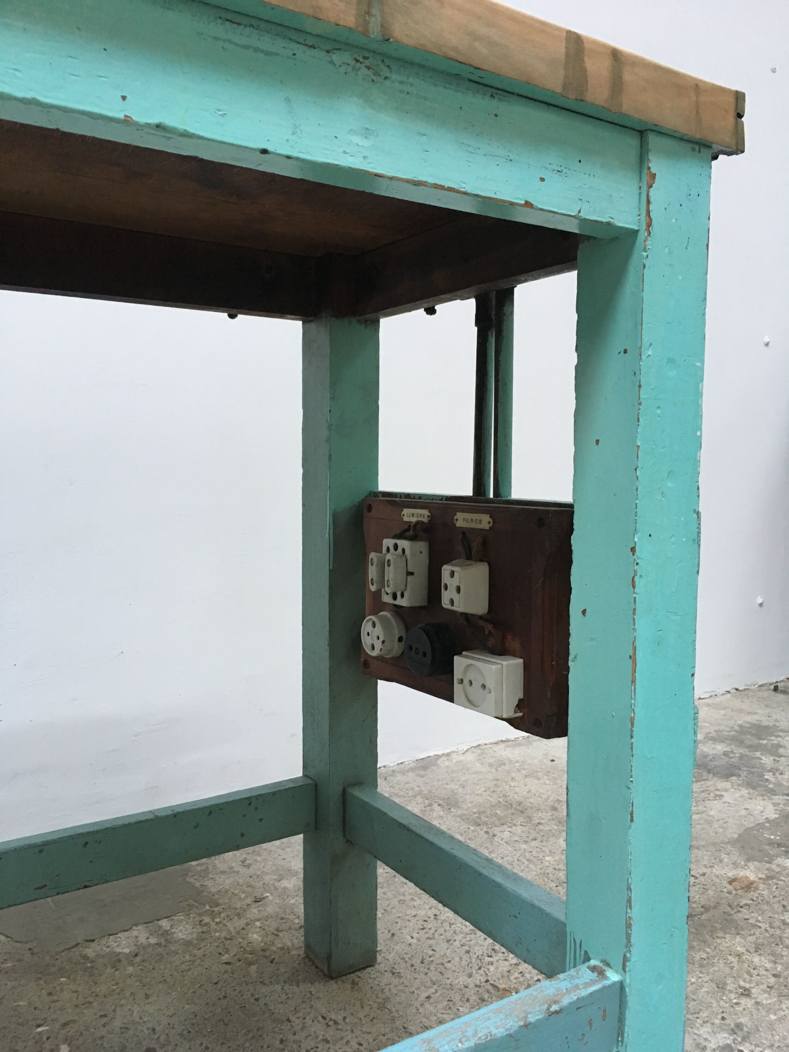 Counter desk established mint