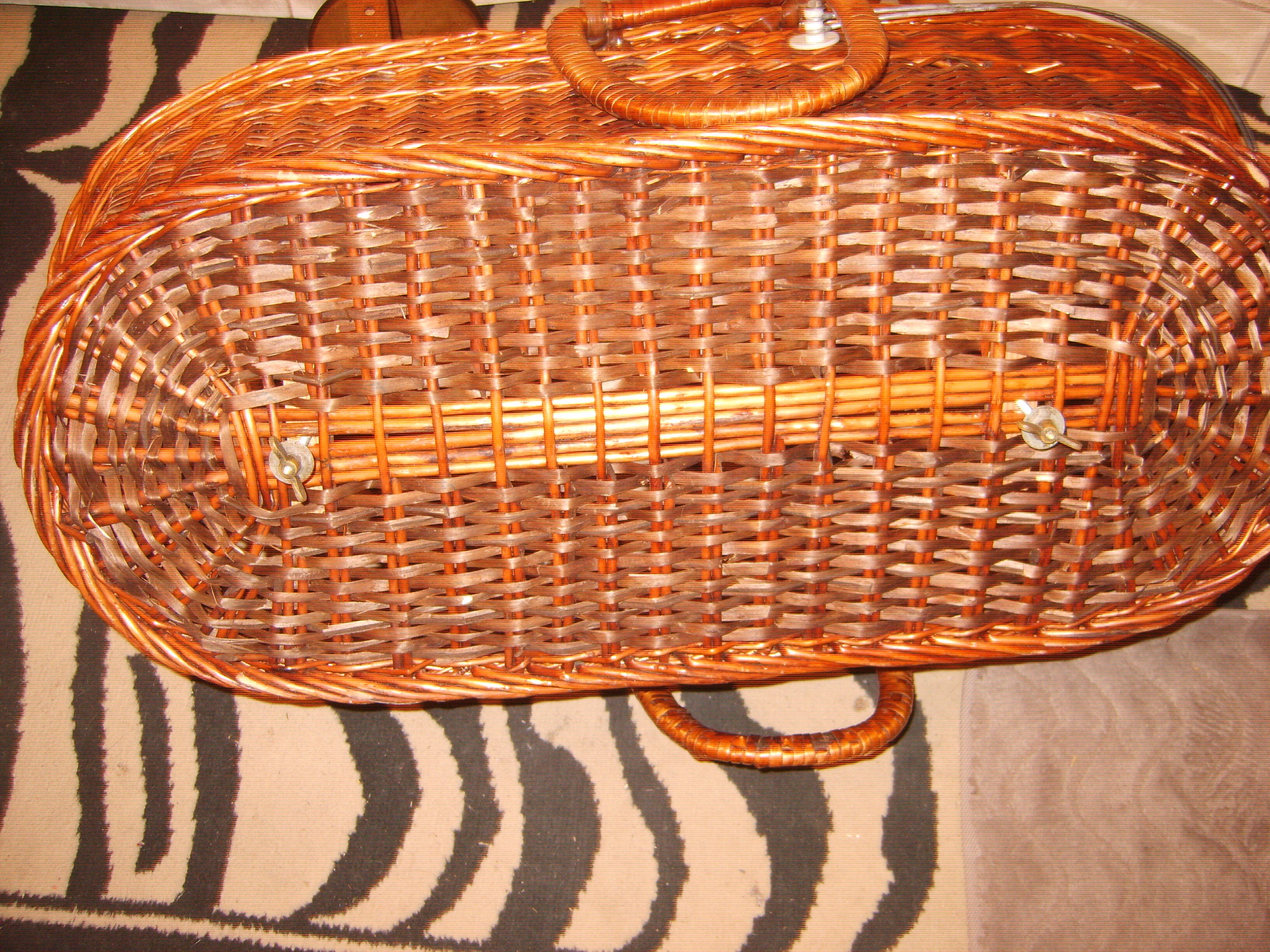 Rattan cradle on wheels