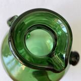 Étonnant pichet ; verseuse ou carafe tripode vintage en verre vert soufflé et travaillé à chaud