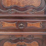 Homme debout bressan armoire