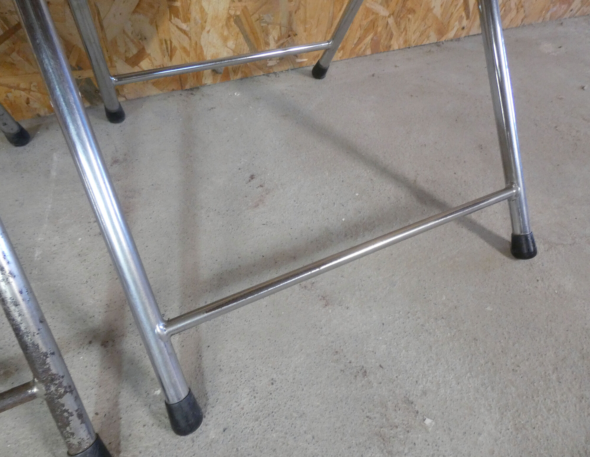 2 Eyrel folding chairs in chromed metal and skai 1970s