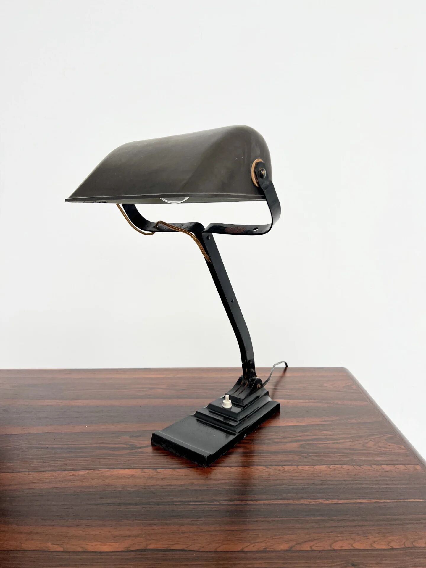 Lampe de bureau articulée ERPE — Métal noir et bakélite, Belgique, années 30-40