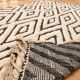 Tapis berbère en laine écrue à motifs noirs