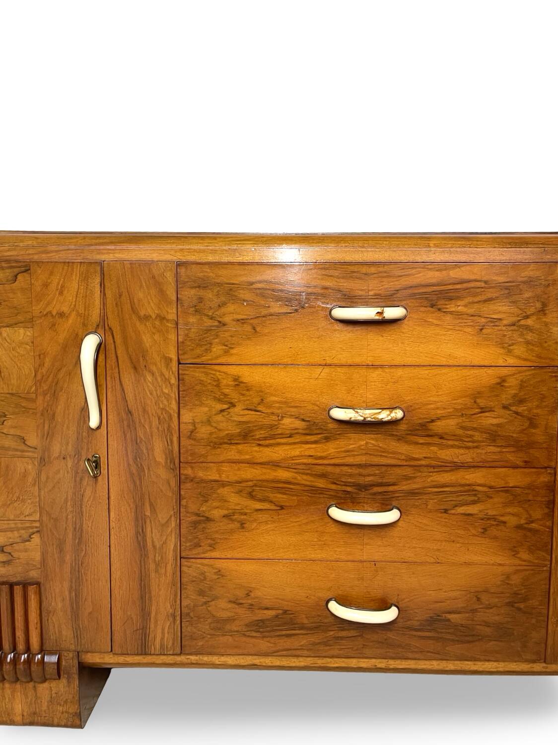 Buffet en noyer Art déco italien, de grande qualité.