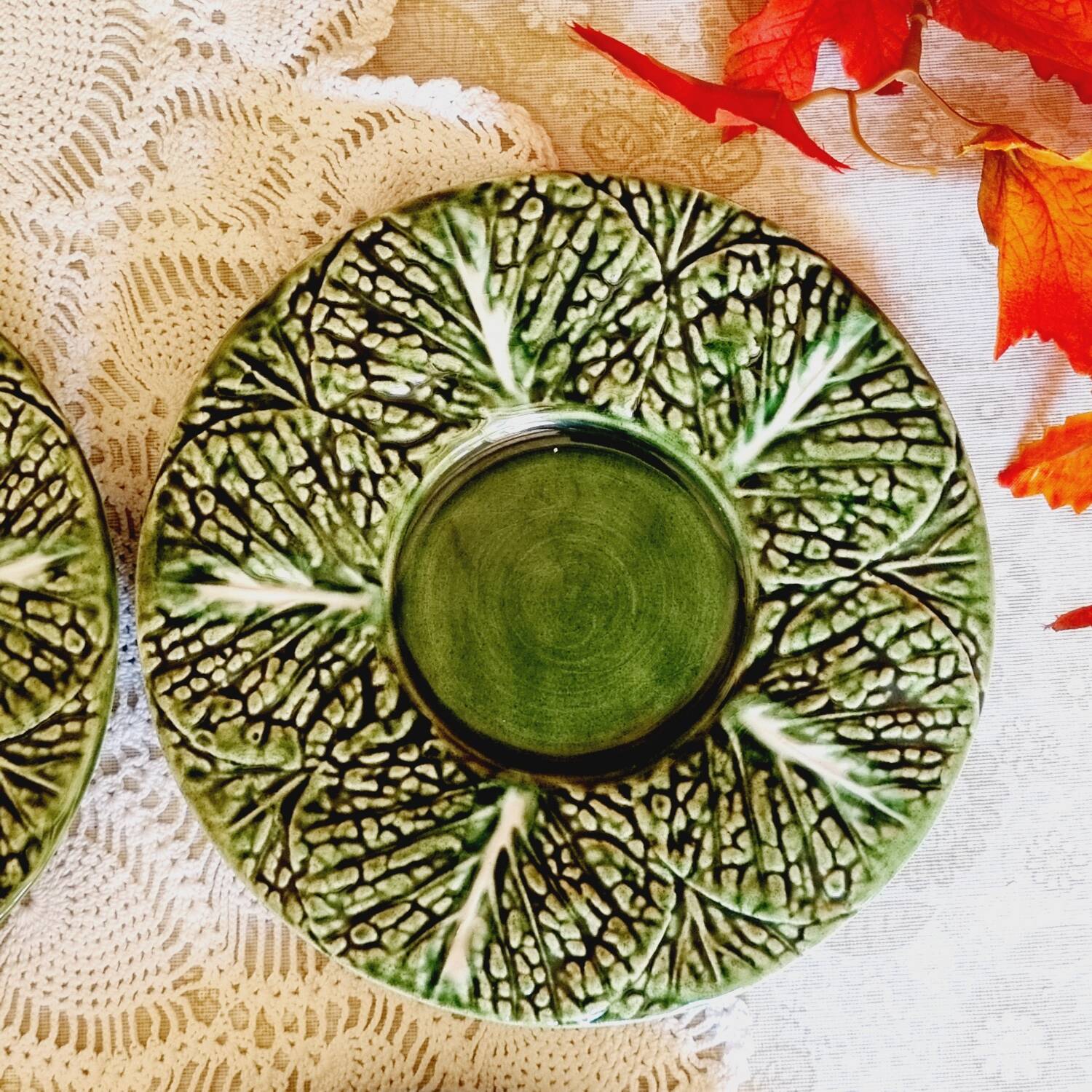 Set of 6 small cabbage barbotine plates