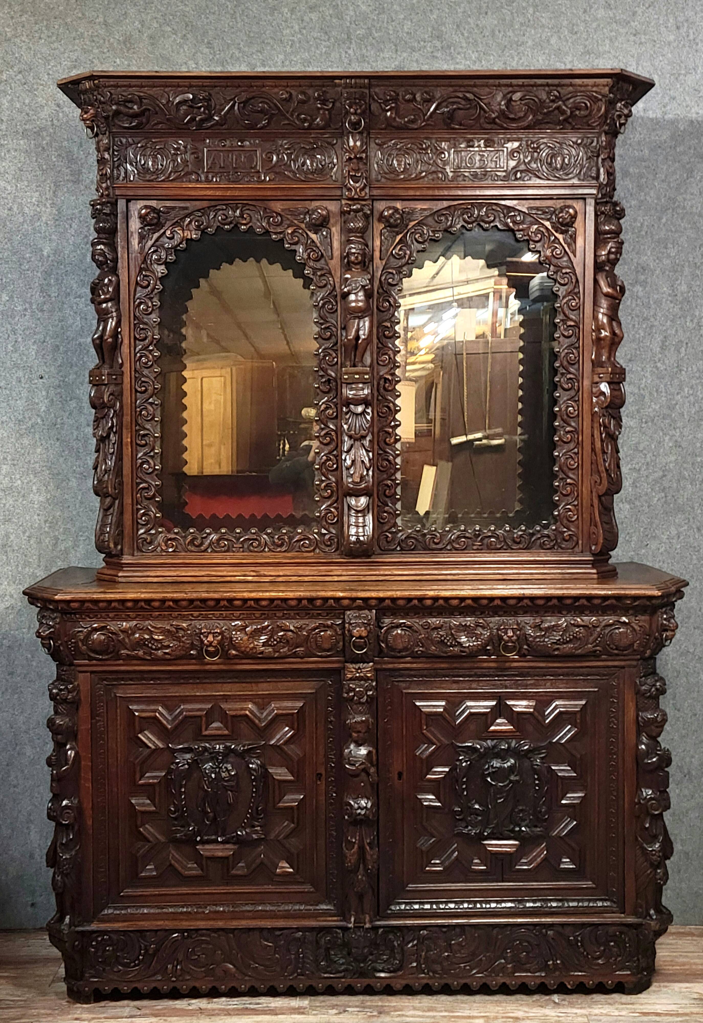 Buffet deux-corps style Renaissance Italienne en chene massif