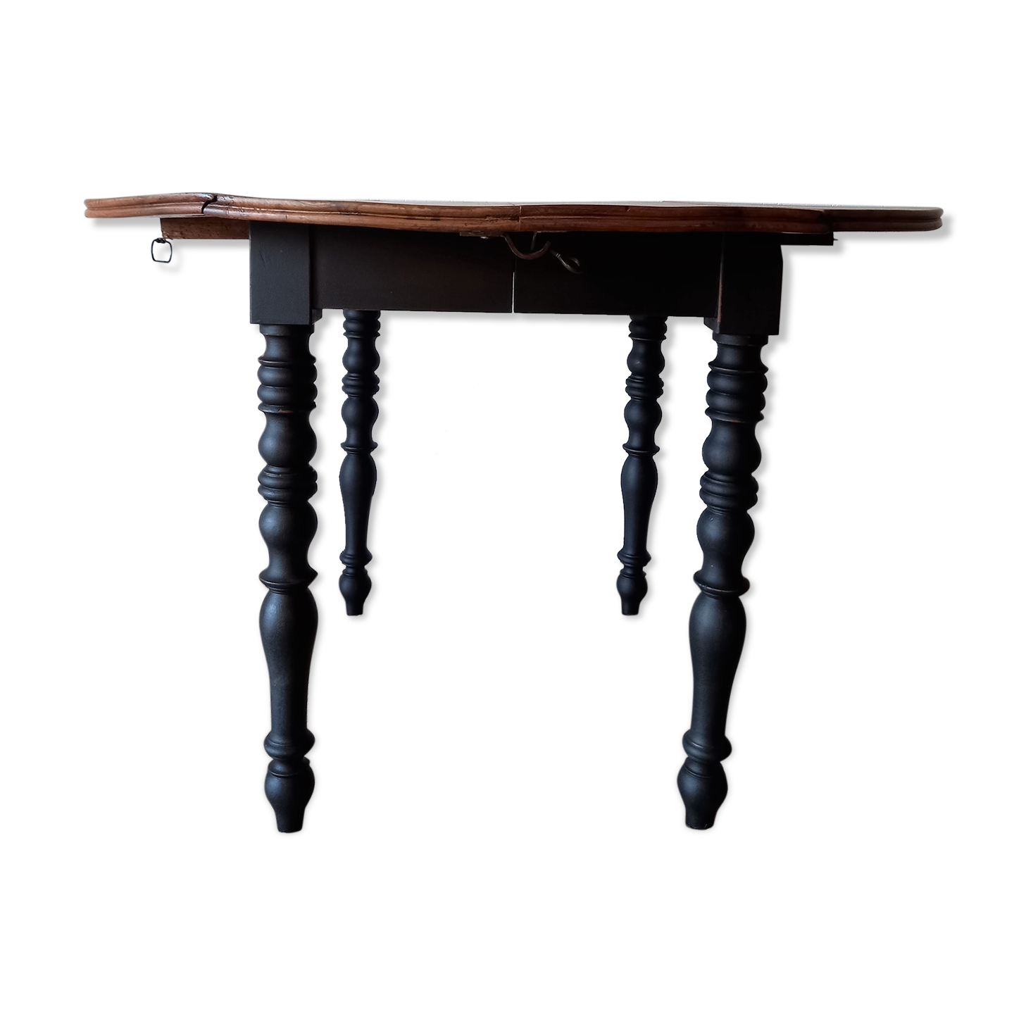 Round table with flaps