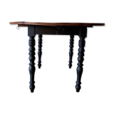 Round table with flaps