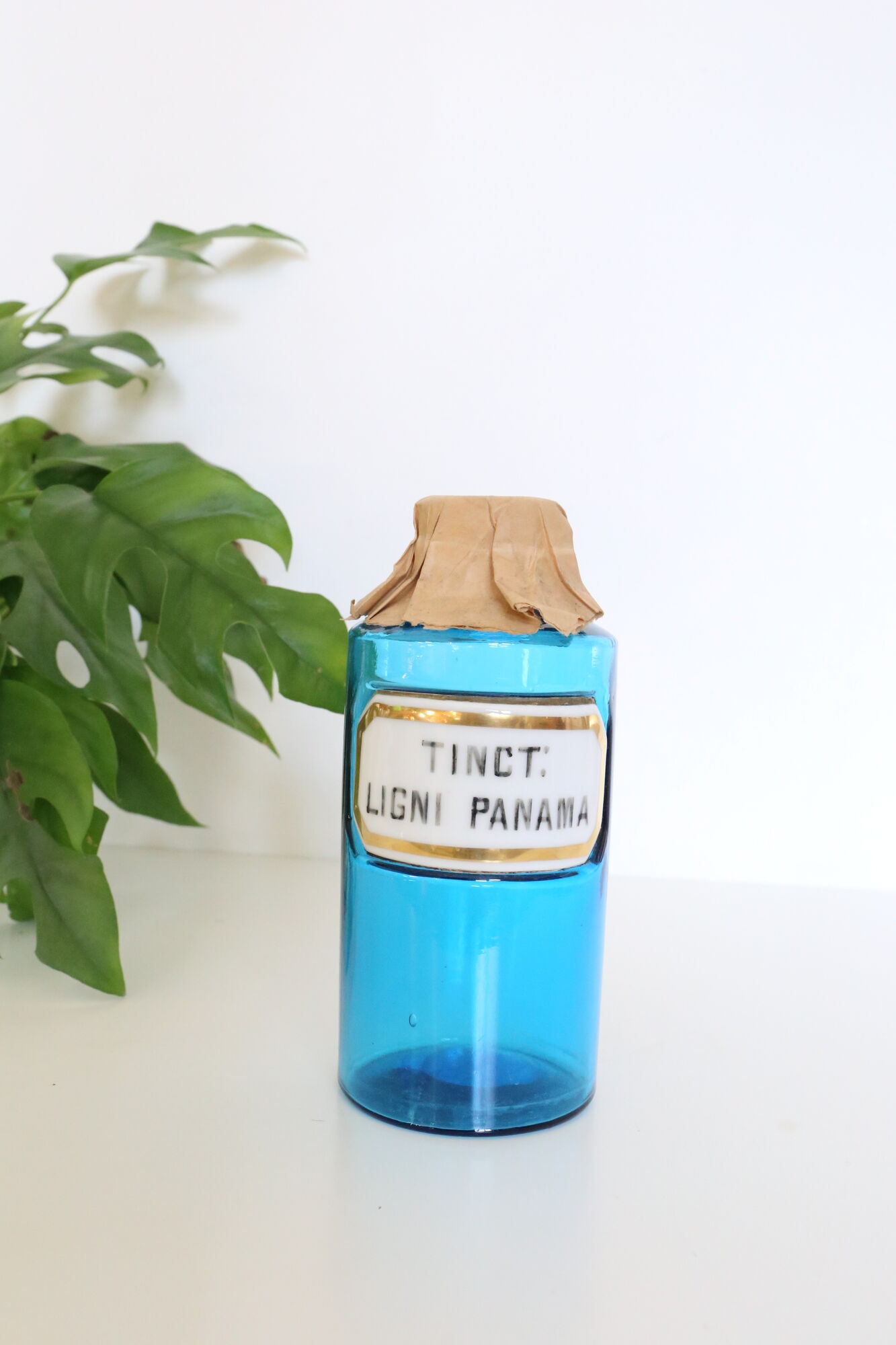 Fine pharmacy bottle XIxth, rare, blue glass and porcelain label, antique, vintage