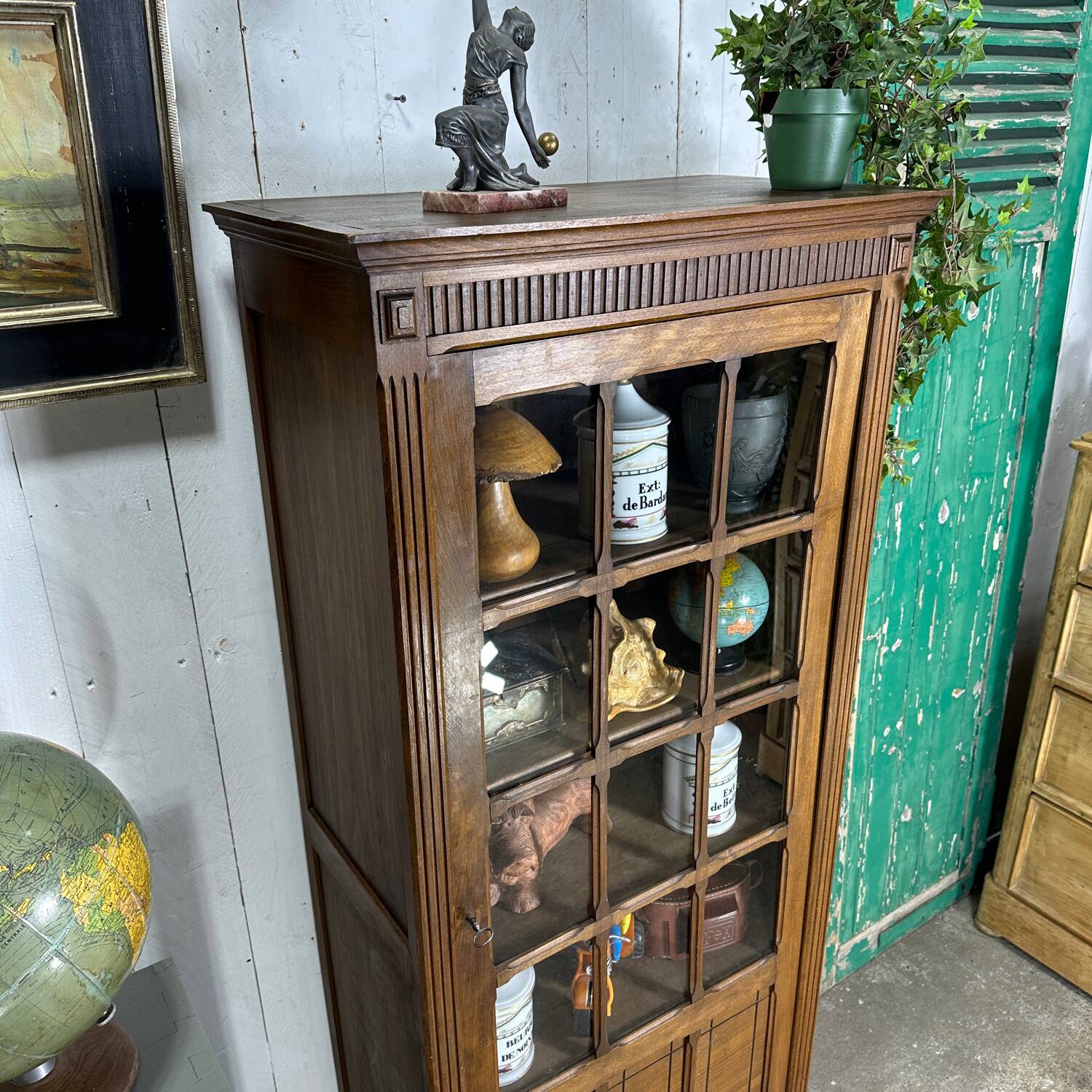 Vitrine parisienne en bois