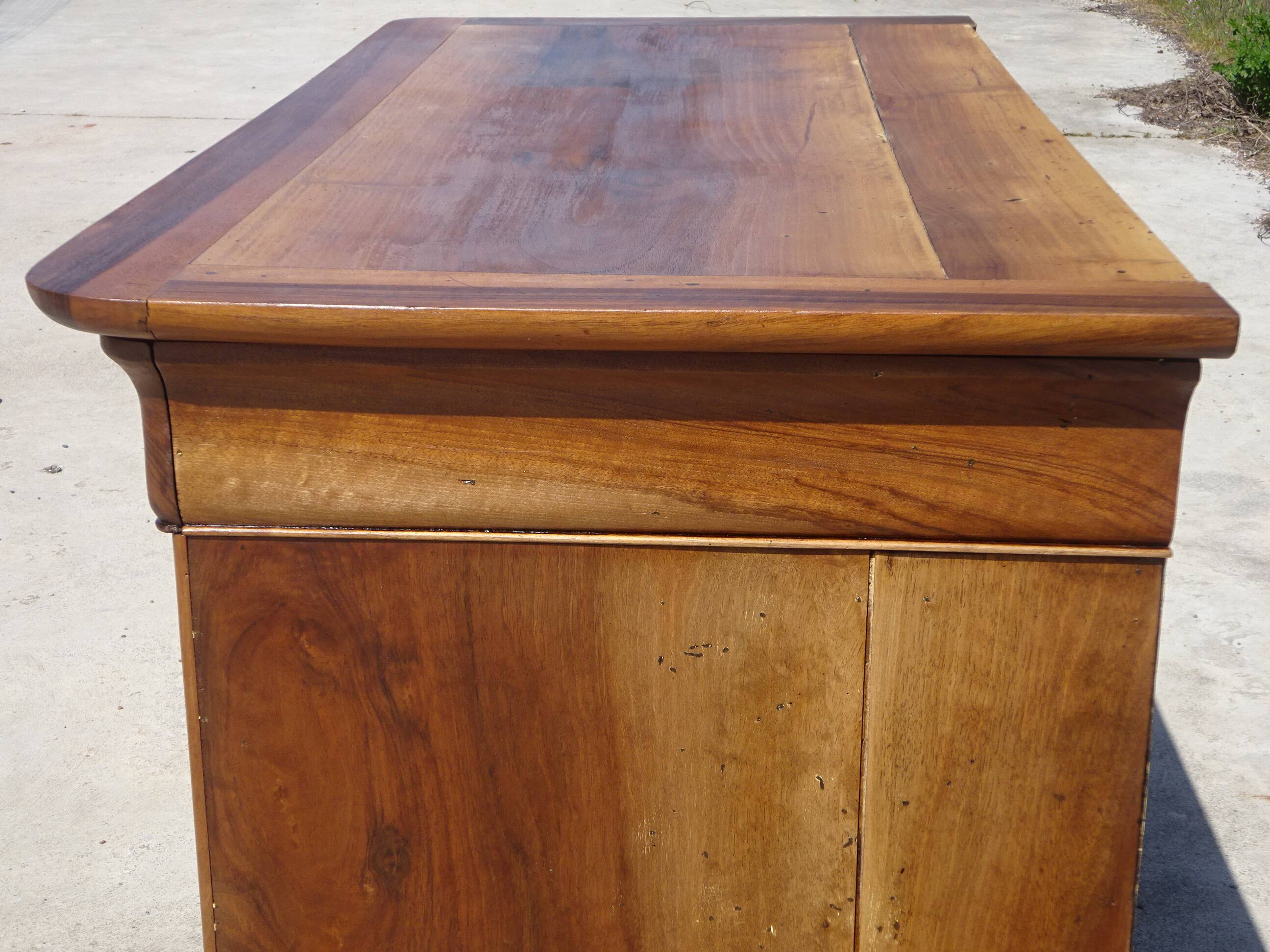 Antique Louis Philippe chest of drawers made entirely of walnut.