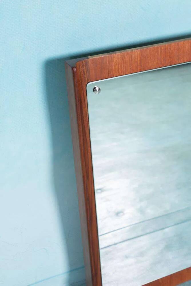 Minimalist Scandinavian mirror in teak with a vintage design.