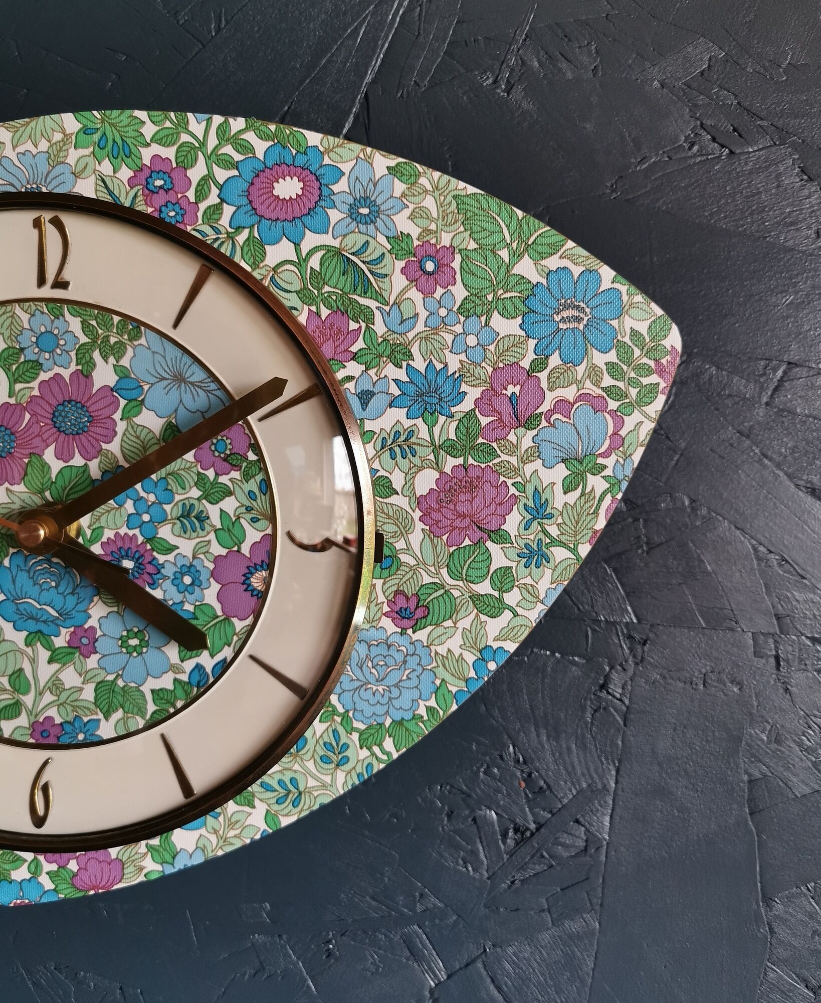 Vintage formica clock asymmetrical silent wall clock "Fleurie bleu violet"